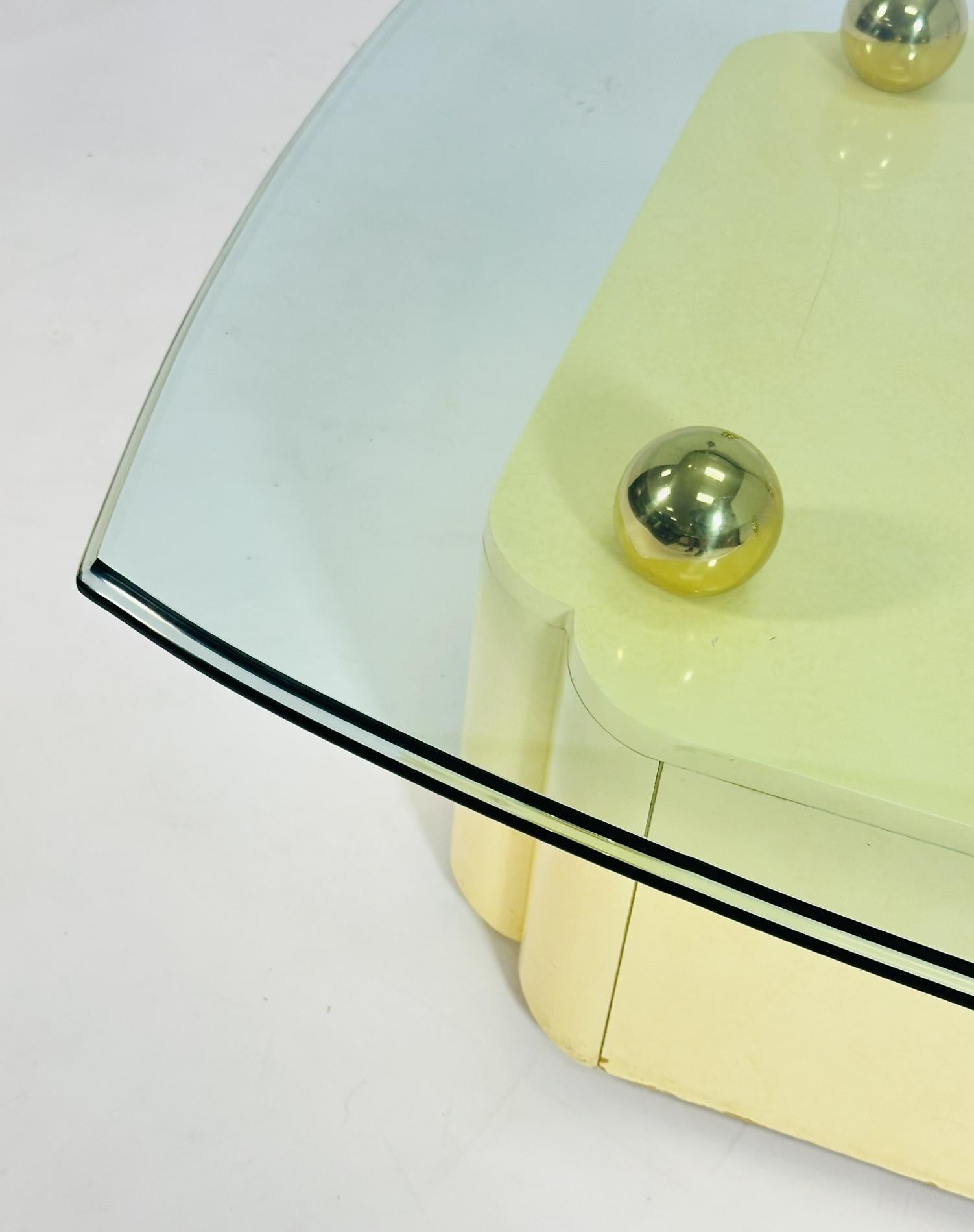 Table basse vintage avec accents en laiton et plateau en verre d'après Karl Springer en vente 7