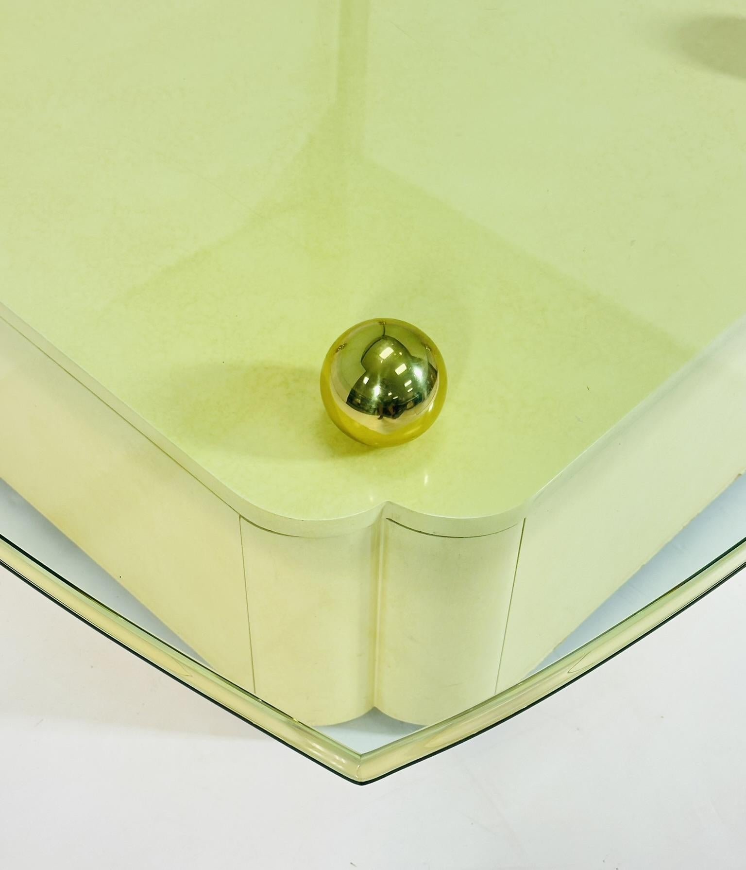 Table basse vintage avec accents en laiton et plateau en verre d'après Karl Springer en vente 8