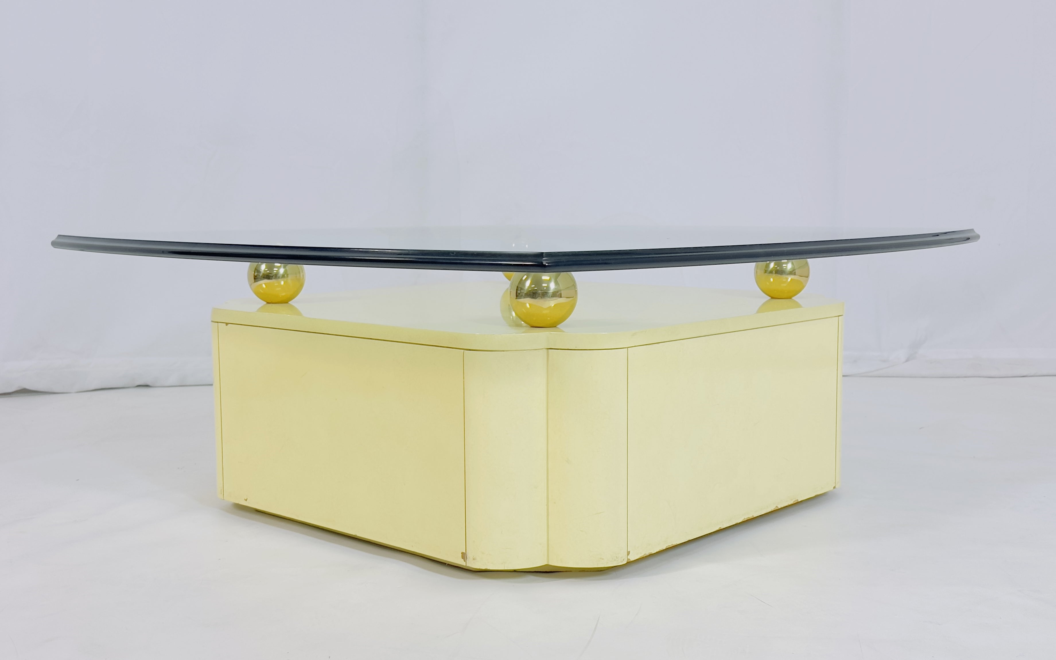 Rehaussez votre espace de vie avec cette superbe table basse Vintage inspirée des designs emblématiques de Karl Springer des années 1970. Fabriquée aux États-Unis, cette pièce exquise présente d'élégants accents en laiton qui ajoutent une touche de