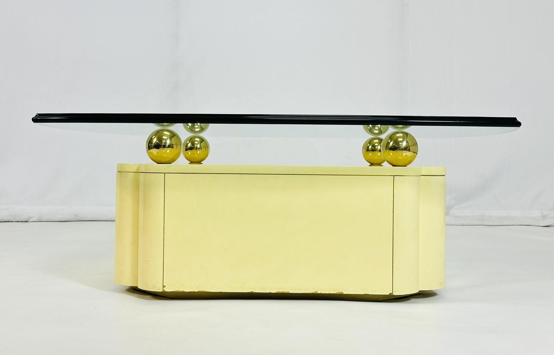 Mid-Century Modern Table basse vintage avec accents en laiton et plateau en verre d'après Karl Springer en vente
