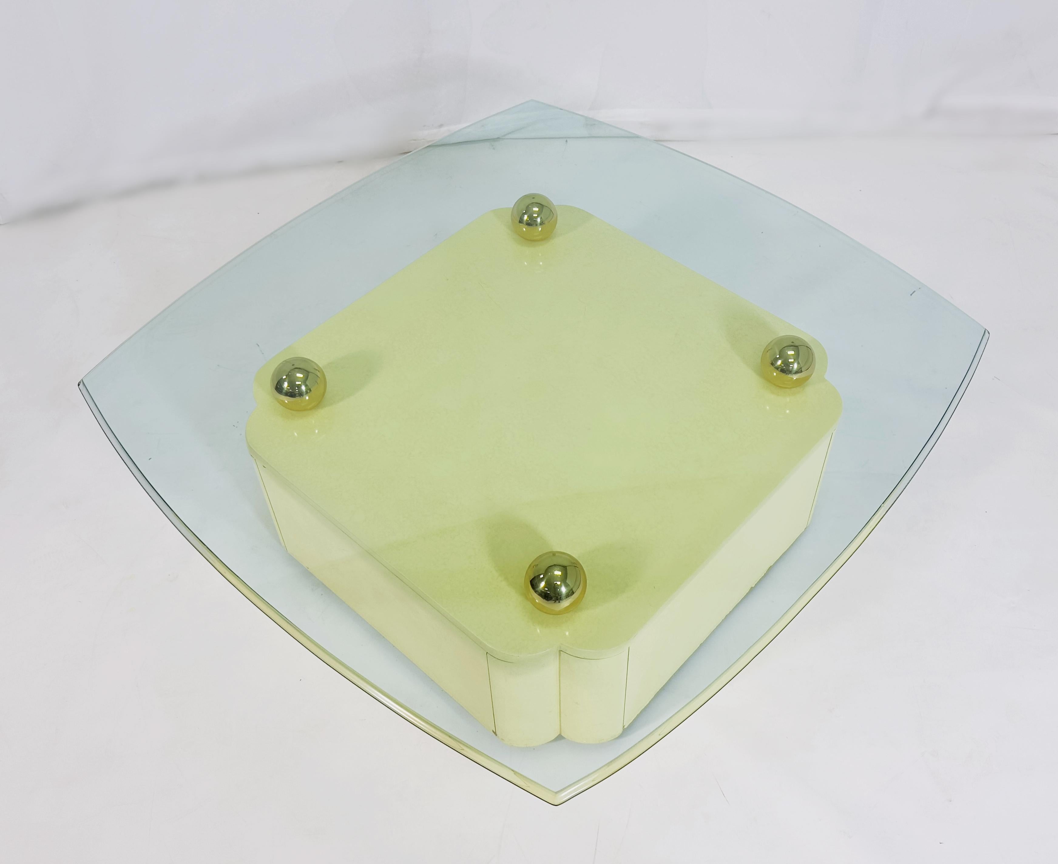 Américain Table basse vintage avec accents en laiton et plateau en verre d'après Karl Springer en vente