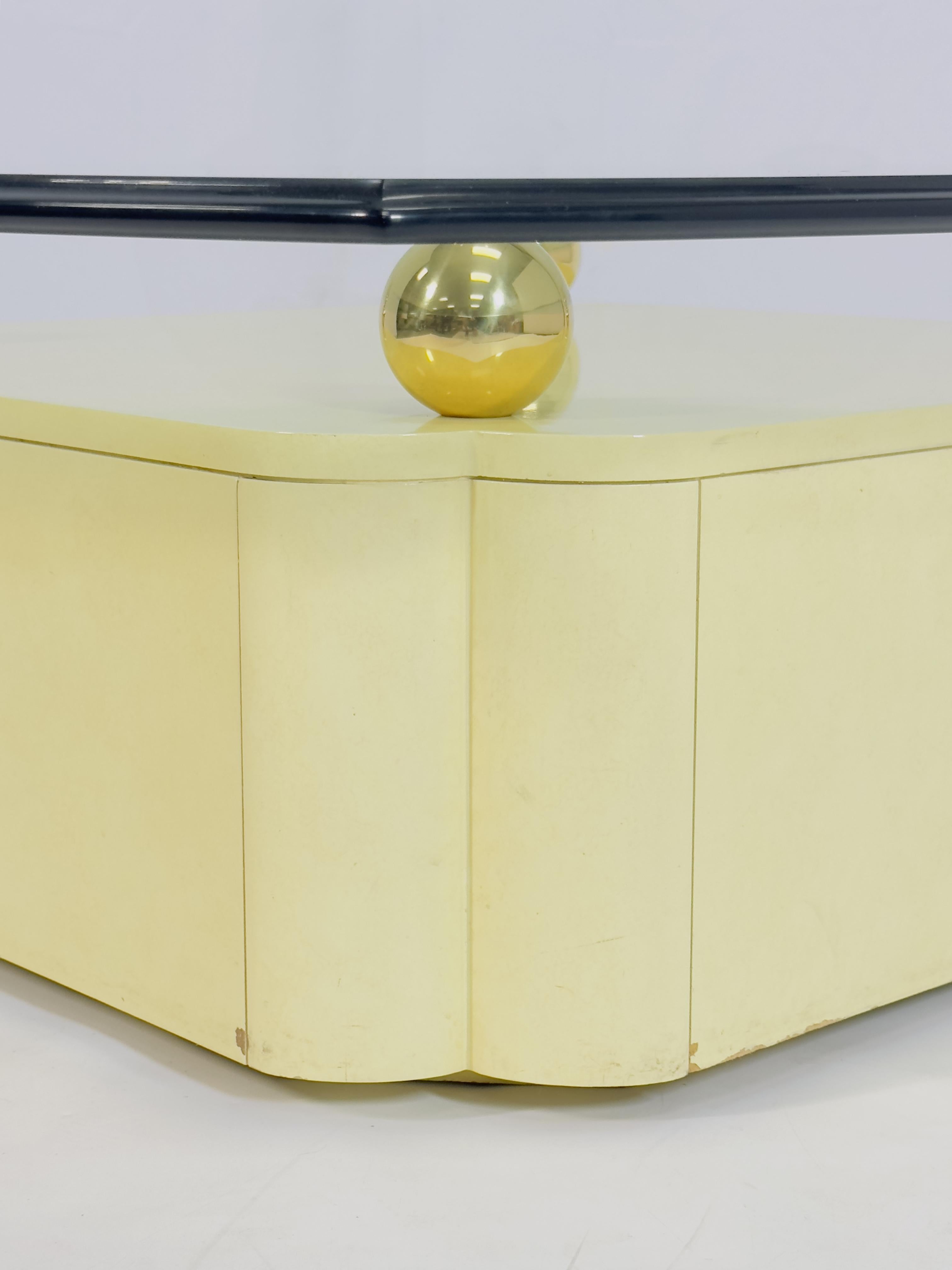 Fait main Table basse vintage avec accents en laiton et plateau en verre d'après Karl Springer en vente