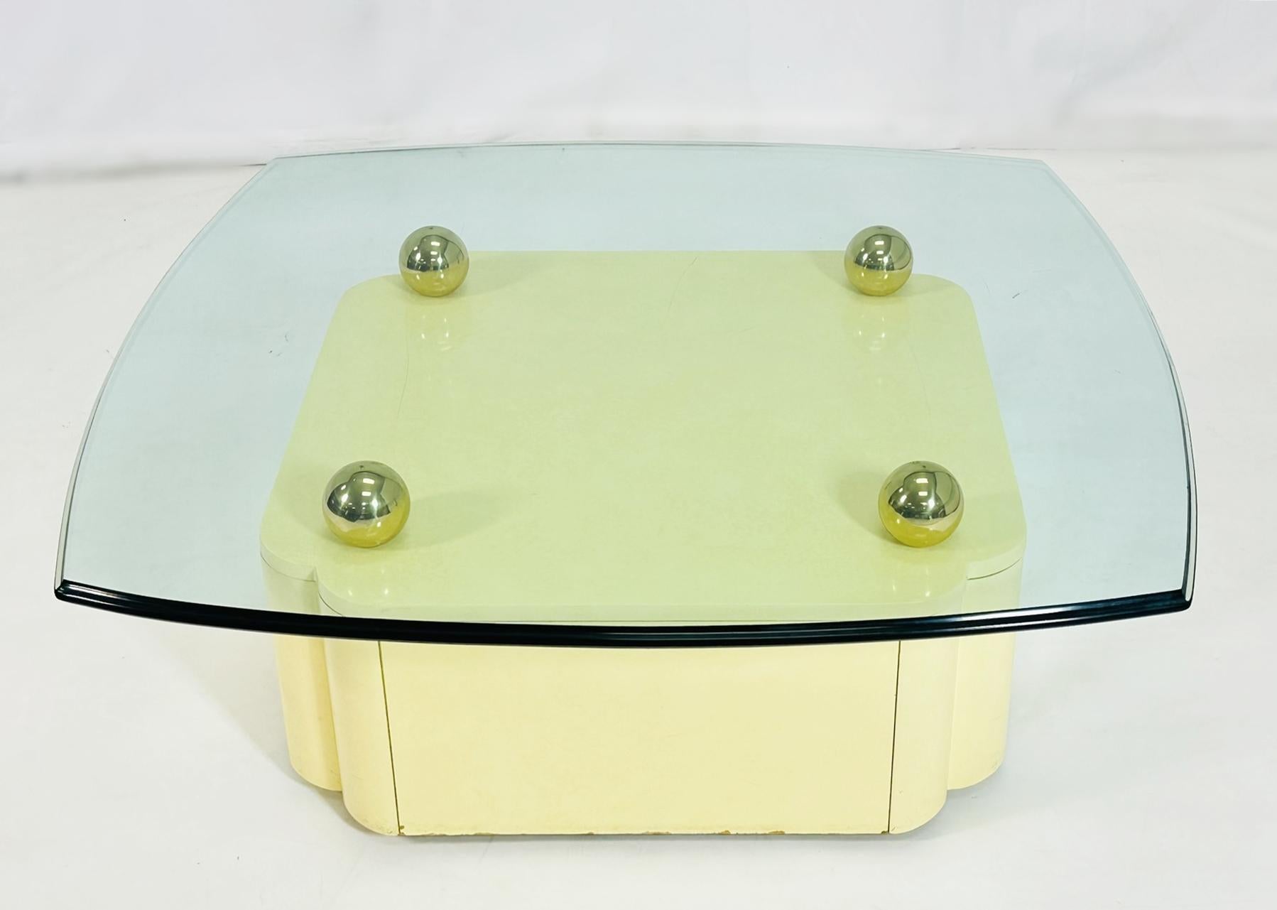 Table basse vintage avec accents en laiton et plateau en verre d'après Karl Springer Bon état - En vente à Los Angeles, CA