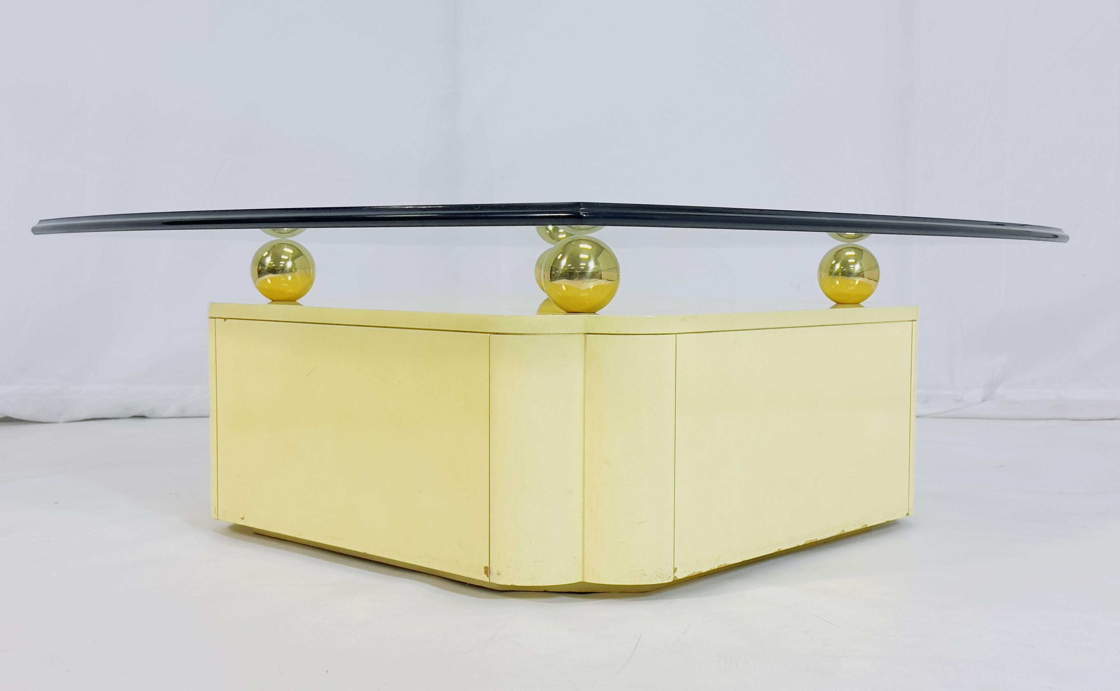 Fin du 20e siècle Table basse vintage avec accents en laiton et plateau en verre d'après Karl Springer en vente