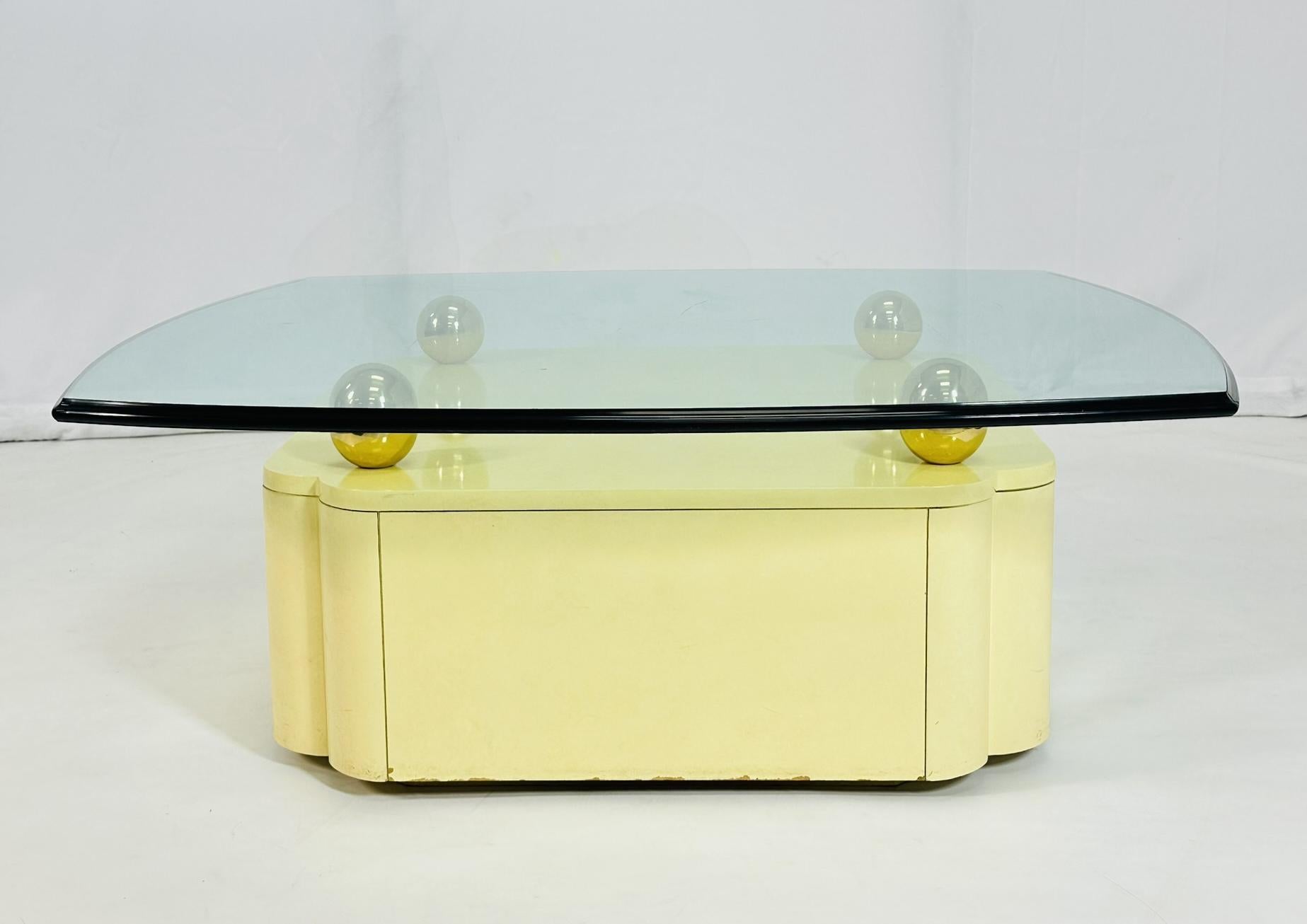 Laiton Table basse vintage avec accents en laiton et plateau en verre d'après Karl Springer en vente
