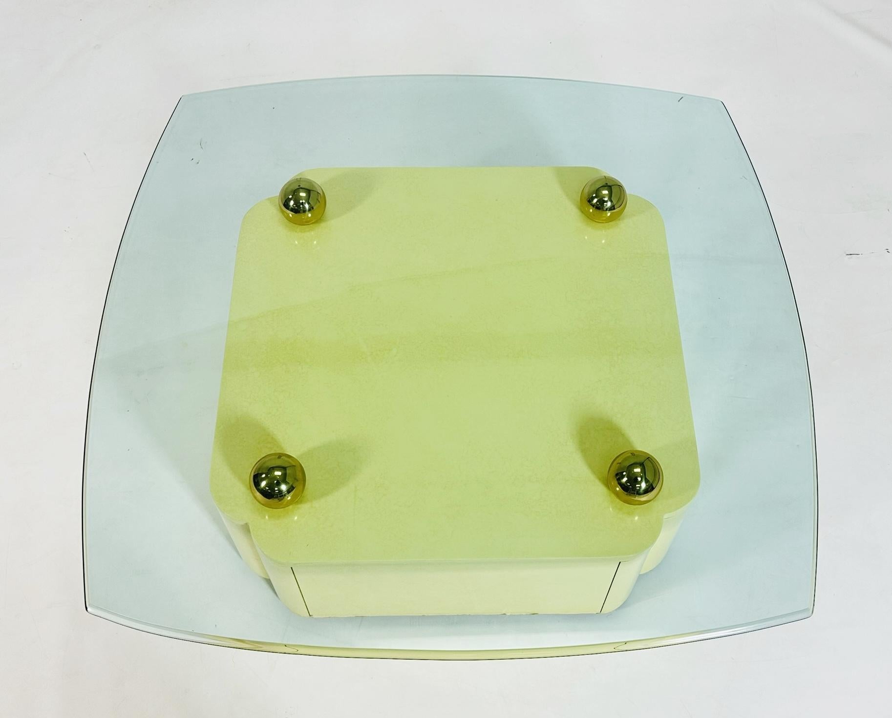 Table basse vintage avec accents en laiton et plateau en verre d'après Karl Springer en vente 1