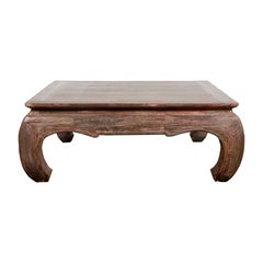 Table basse vintage à pieds Chow, tablier sculpté et patine vieillie