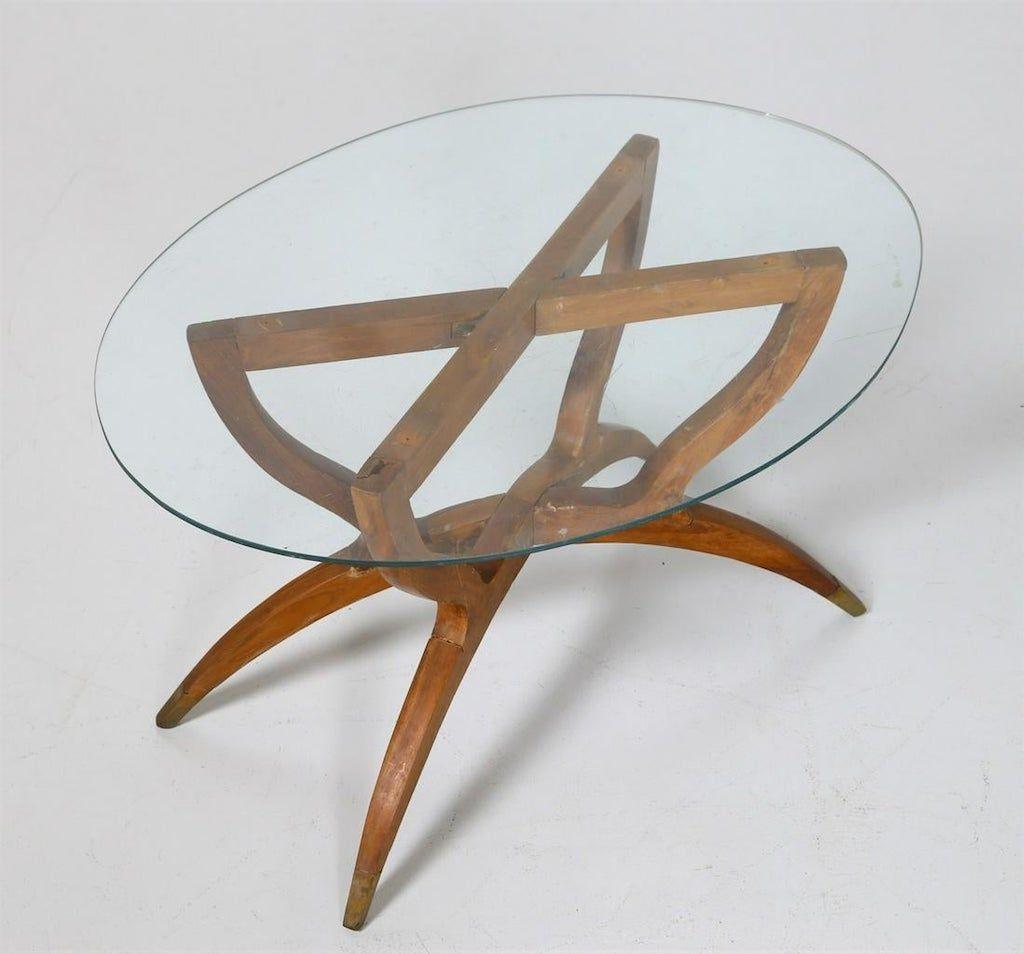 Der Vintage Couchtisch ist ein originelles Design-Möbelstück, das in den 1950er Jahren in einer italienischen Manufaktur aus geschliffenem Kristall, Holz und Messing hergestellt wurde.

Ein stilvoller Couchtisch mit modernen Formen und feinem