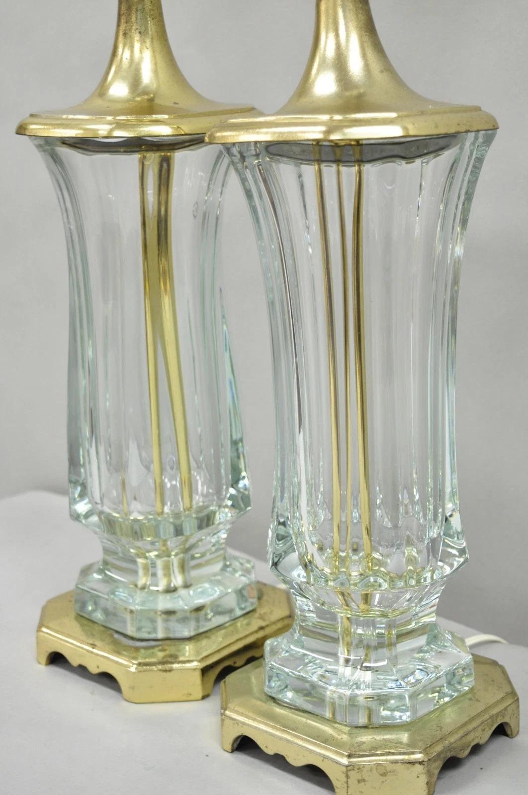 Vintage Cofrac Art Verrier Französisch Bleikristallglas & Messing Tischlampen, Paar (Art déco) im Angebot