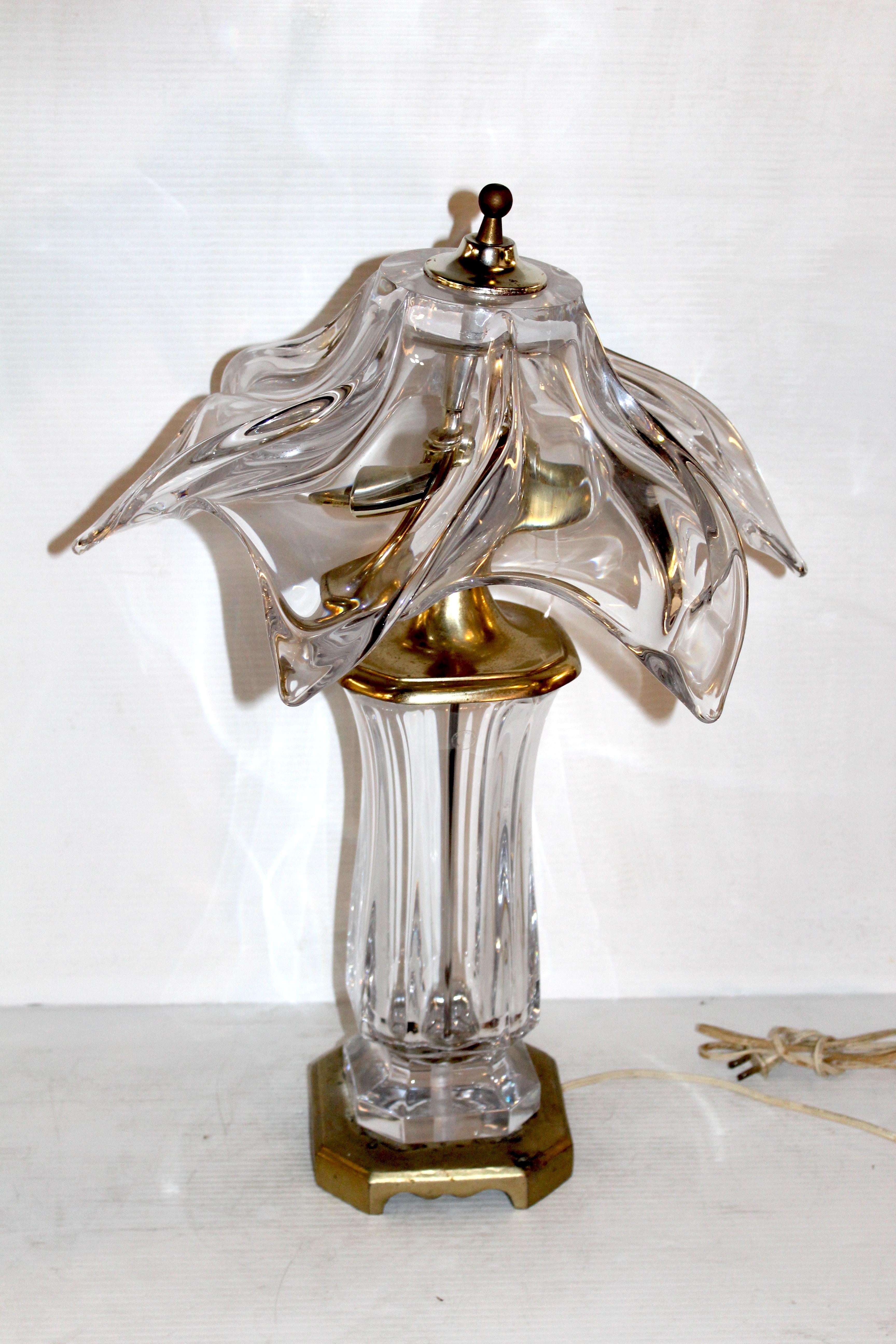 Elegante e scultorea lampada da tavolo di Cofrac Art Verrier, realizzata in Francia negli anni Settanta. Realizzato in cristallo spesso e modellato a mano con finitura smerigliata, mette in mostra la forma organica e la qualità artigianale tipiche