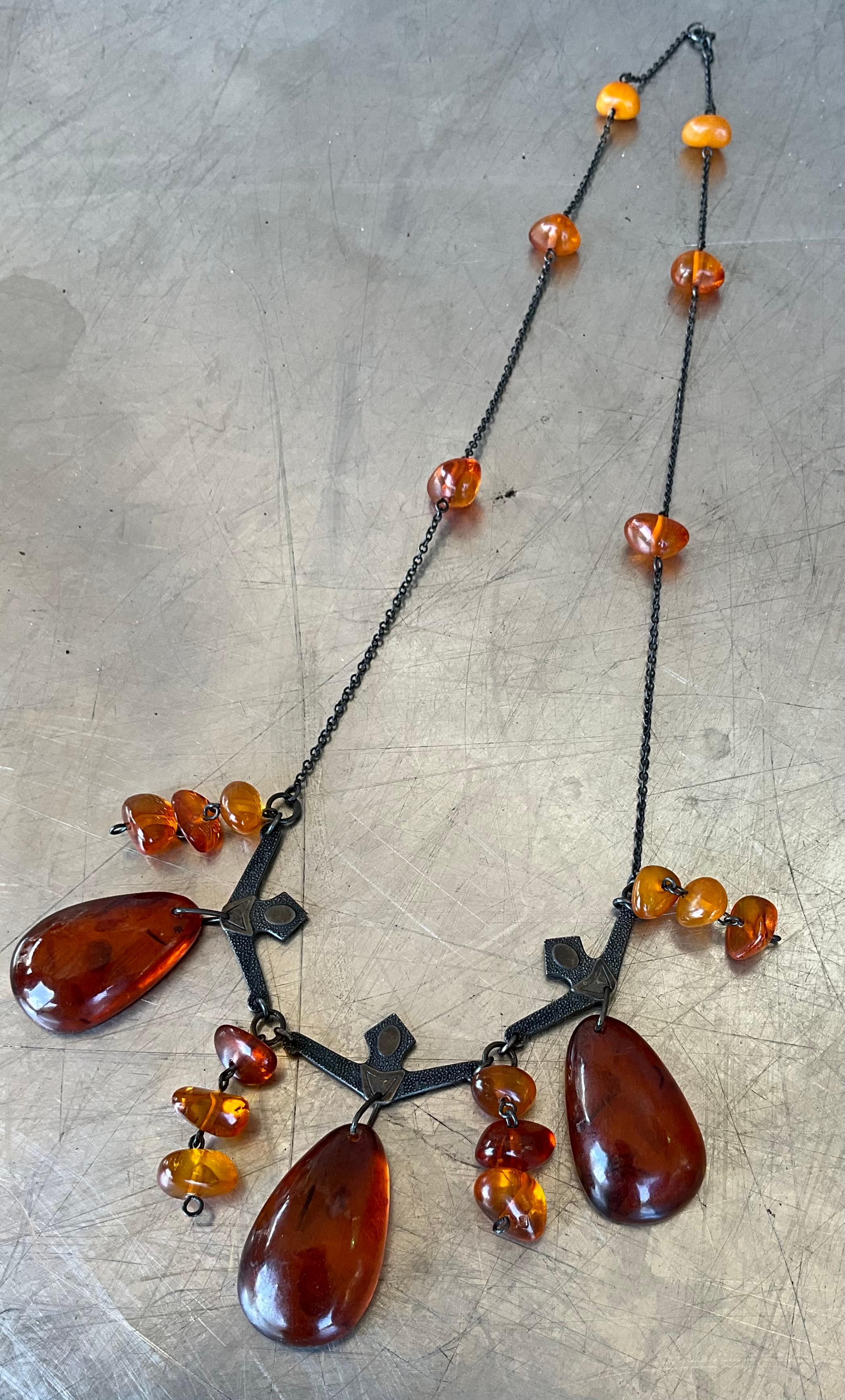 Collana d'ambra cognac vintage con argento annerito in vendita 3