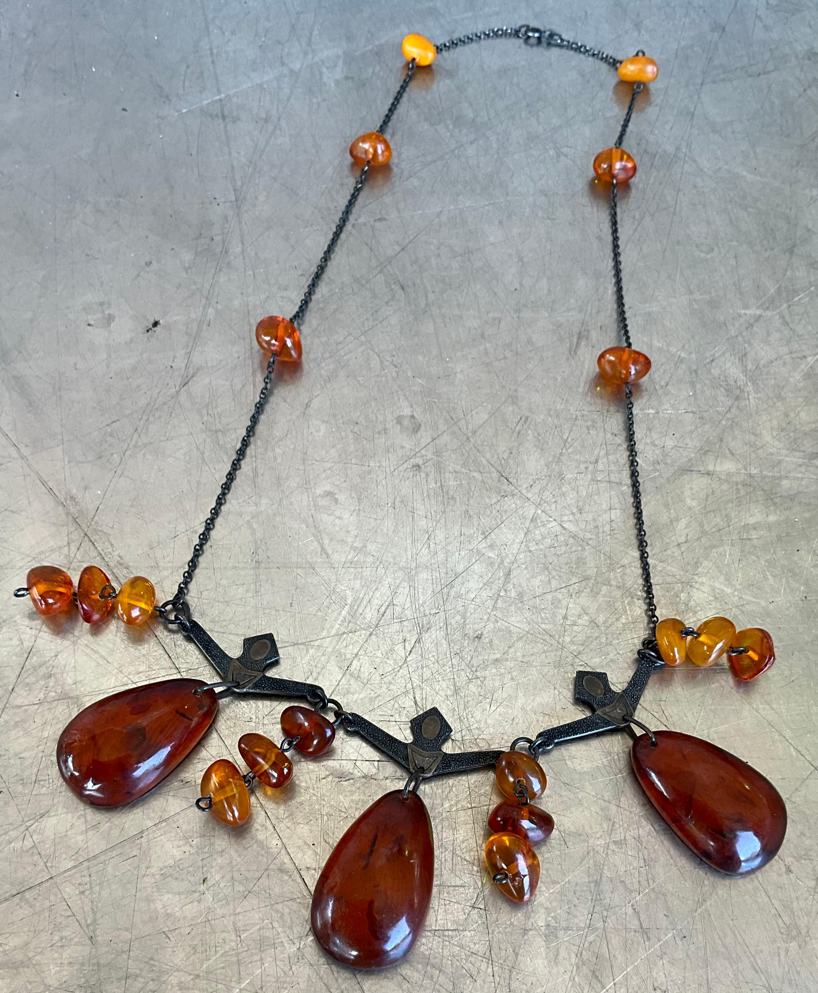 Collana d'ambra cognac vintage con argento annerito in vendita 4