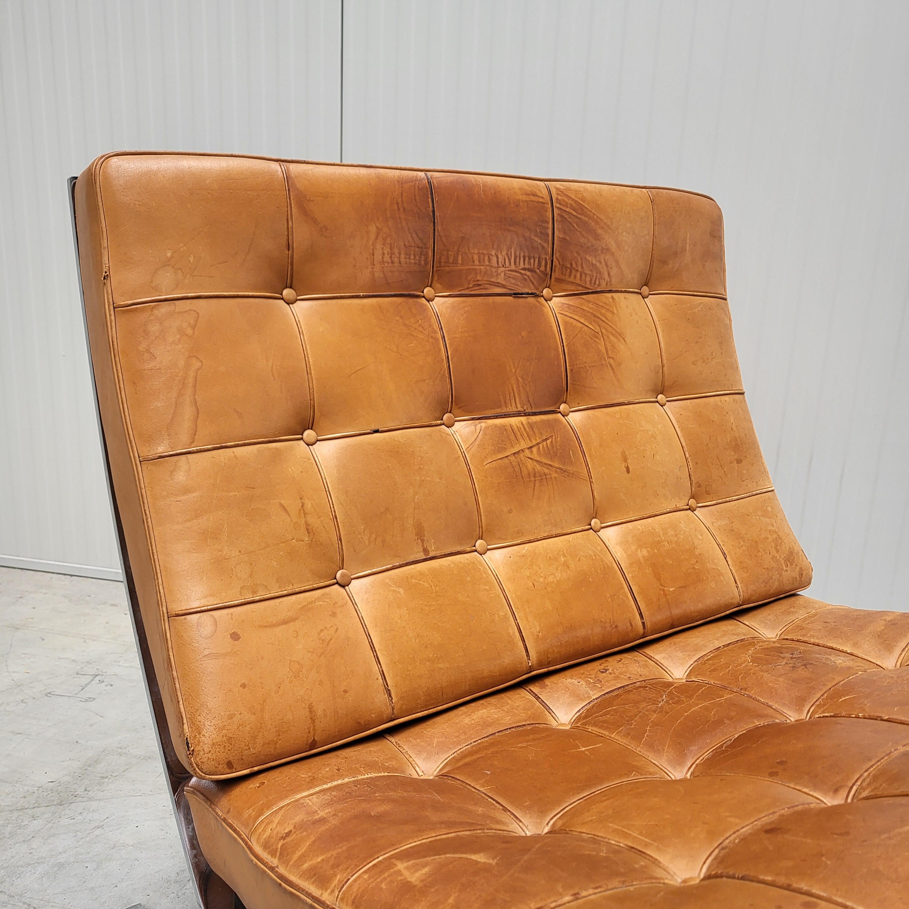 Esta rara silla Barcelona fue diseñada por Mies van der Rohe en 1929 y producida por Knoll International en la década de 1970. De la empresa propiedad de Estée Lauder.

La pieza presenta una increíble tapicería de cuero coñac teñido a mano sobre una