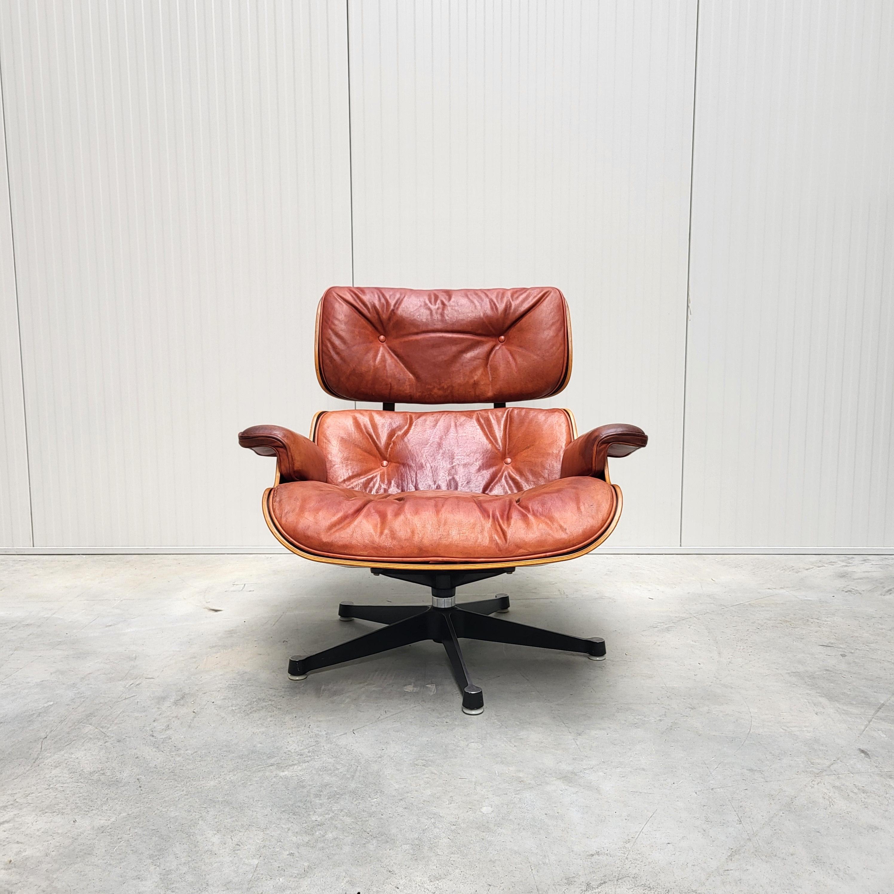 This rare lounge chair was designed by Charles & Ray Eames and were produced by Herman Miller in the early 1970s. It is one of the earlier lounge chairs which were produced in Europe under the license of Vitra.

It is an early example which features