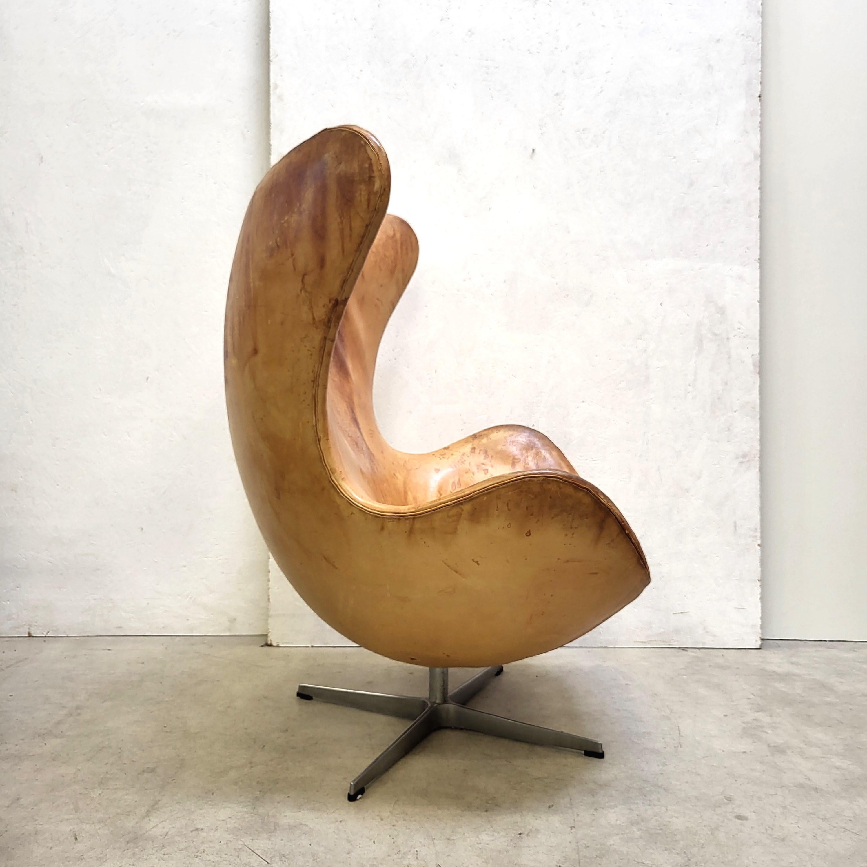 Silla y Otomana Vintage Cognac Egg de Arne Jacobsen para Fritz Hansen, años 70 Aluminio en venta