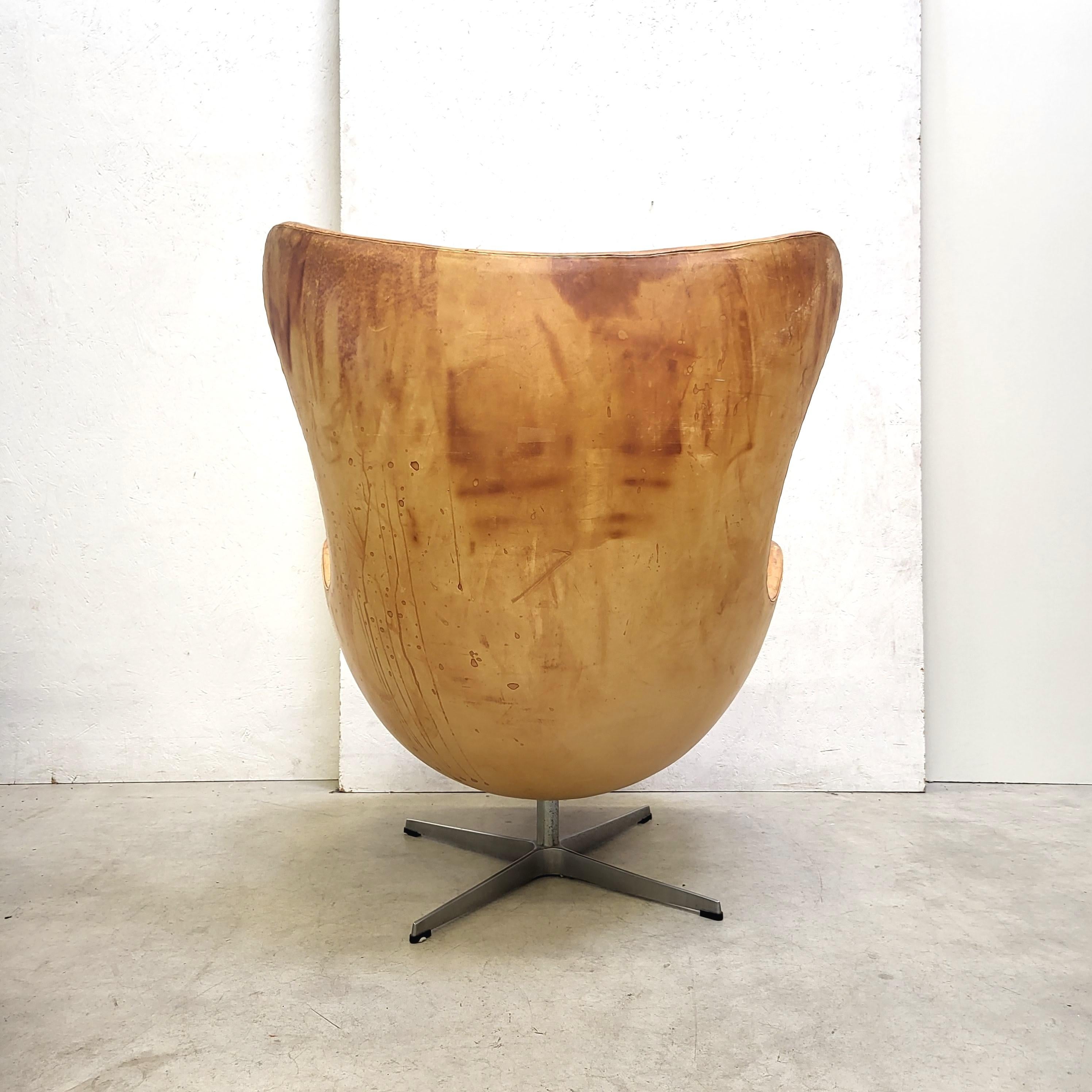 Vintage Cognac Egg Chair & Ottoman by Arne Jacobsen for Fritz Hansen, 1970s In Good Condition For Sale In Aachen, NW