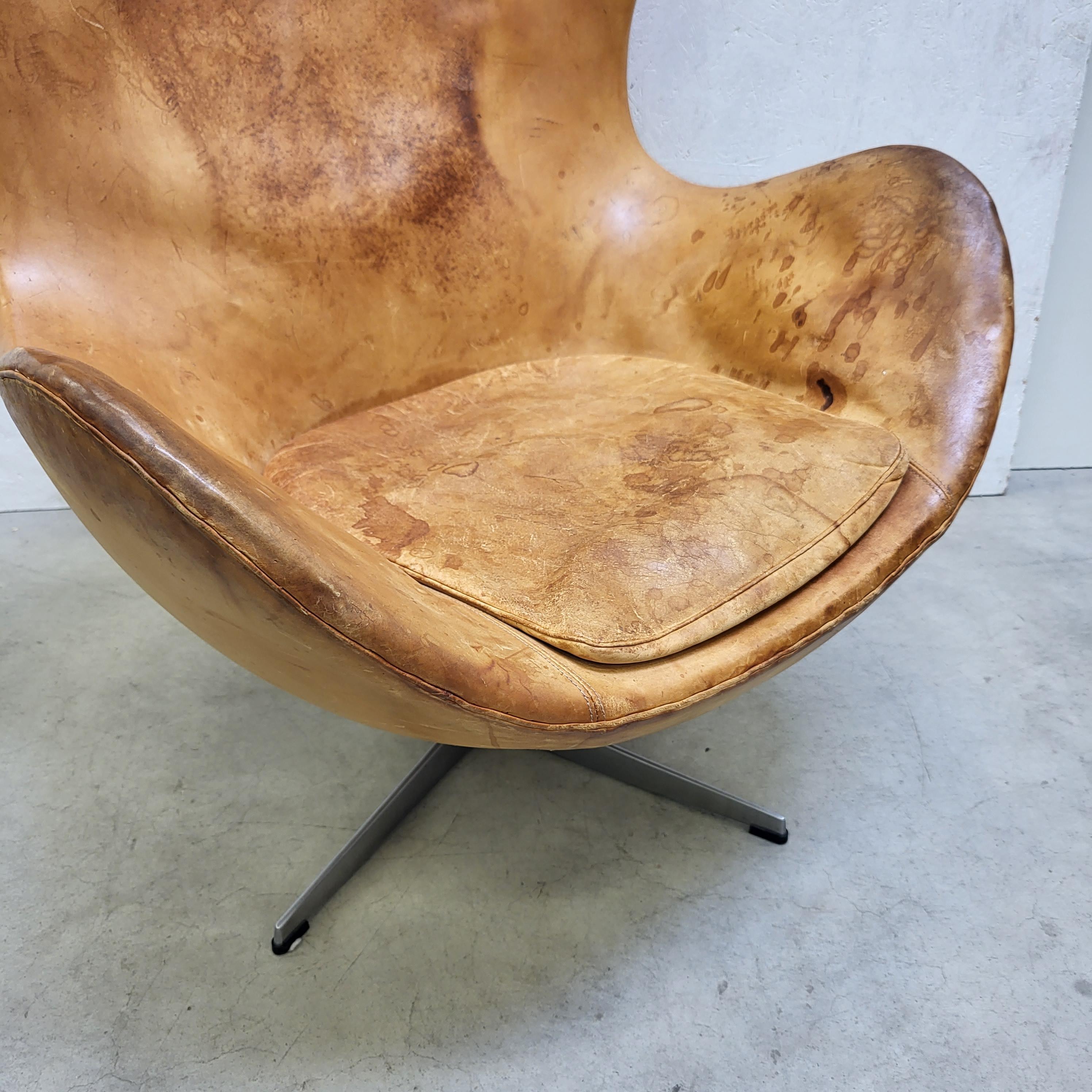Late 20th Century Vintage Cognac Egg Chair & Ottoman by Arne Jacobsen for Fritz Hansen, 1970s For Sale
