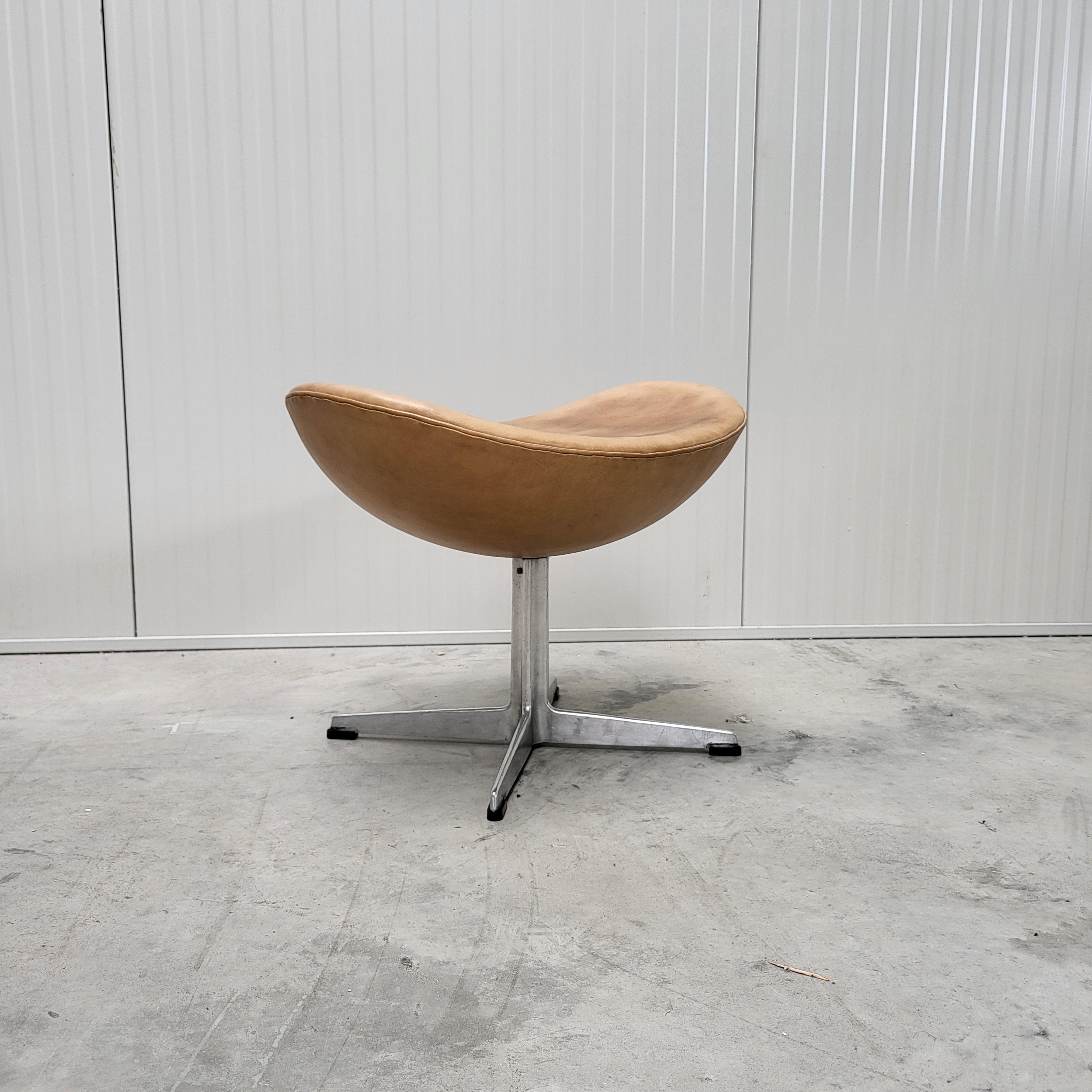 Silla y Otomana Vintage Cognac Egg de Arne Jacobsen para Fritz Hansen, años 70 en venta 4