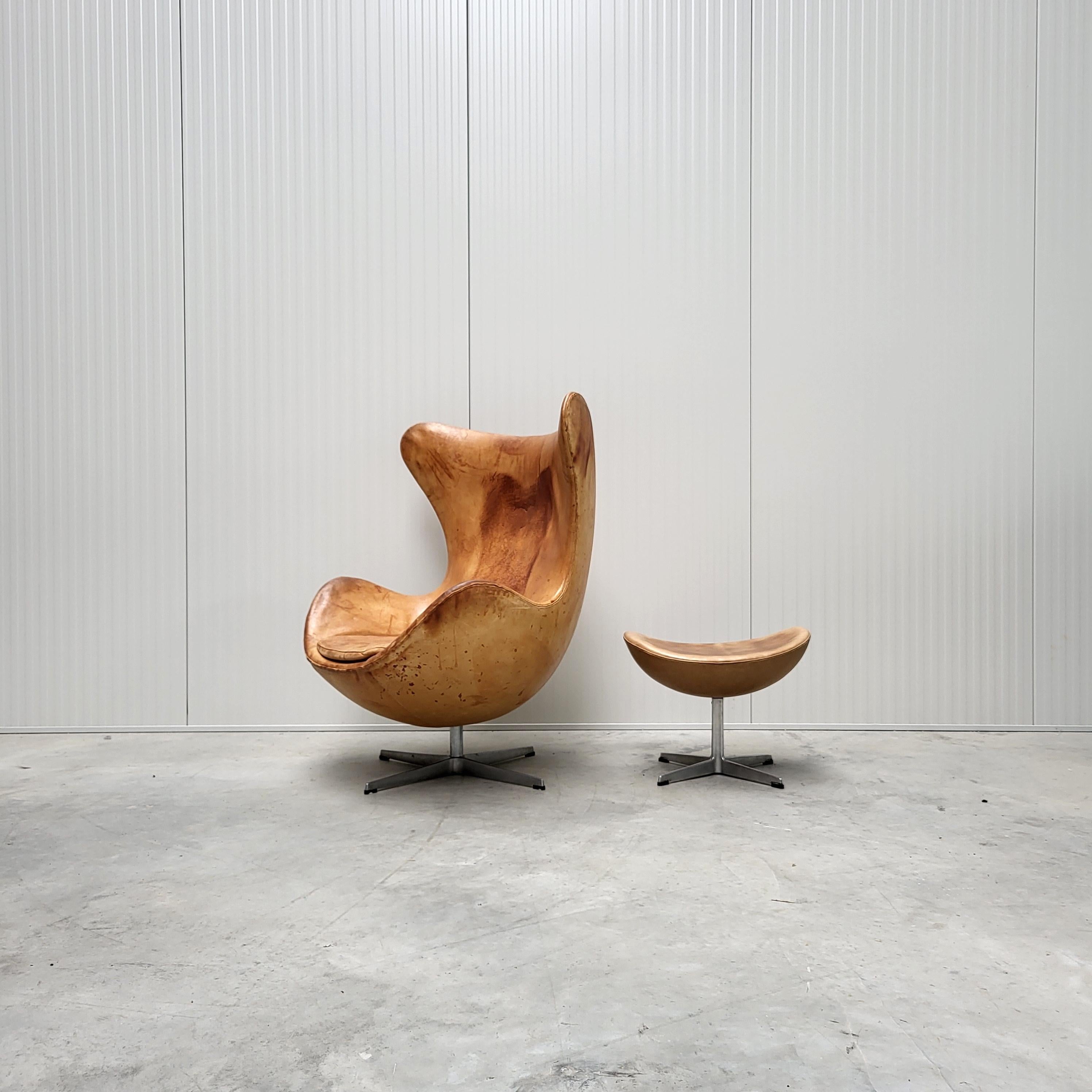 Silla y Otomana Vintage Cognac Egg de Arne Jacobsen para Fritz Hansen, años 70 Danés en venta