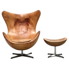 Silla y Otomana Vintage Cognac Egg de Arne Jacobsen para Fritz Hansen, años 70