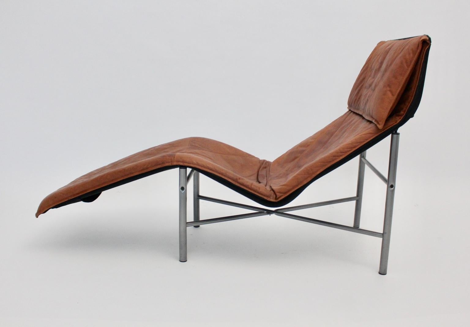 This vintage chaise longue by Tord Bjorklund, 1970 Sweden, combines comfort and timeless design.
The upholstery of the chaise longue was covered with cognac leather and shows a great leather patina.
Also the base was made of grey lacquered tube