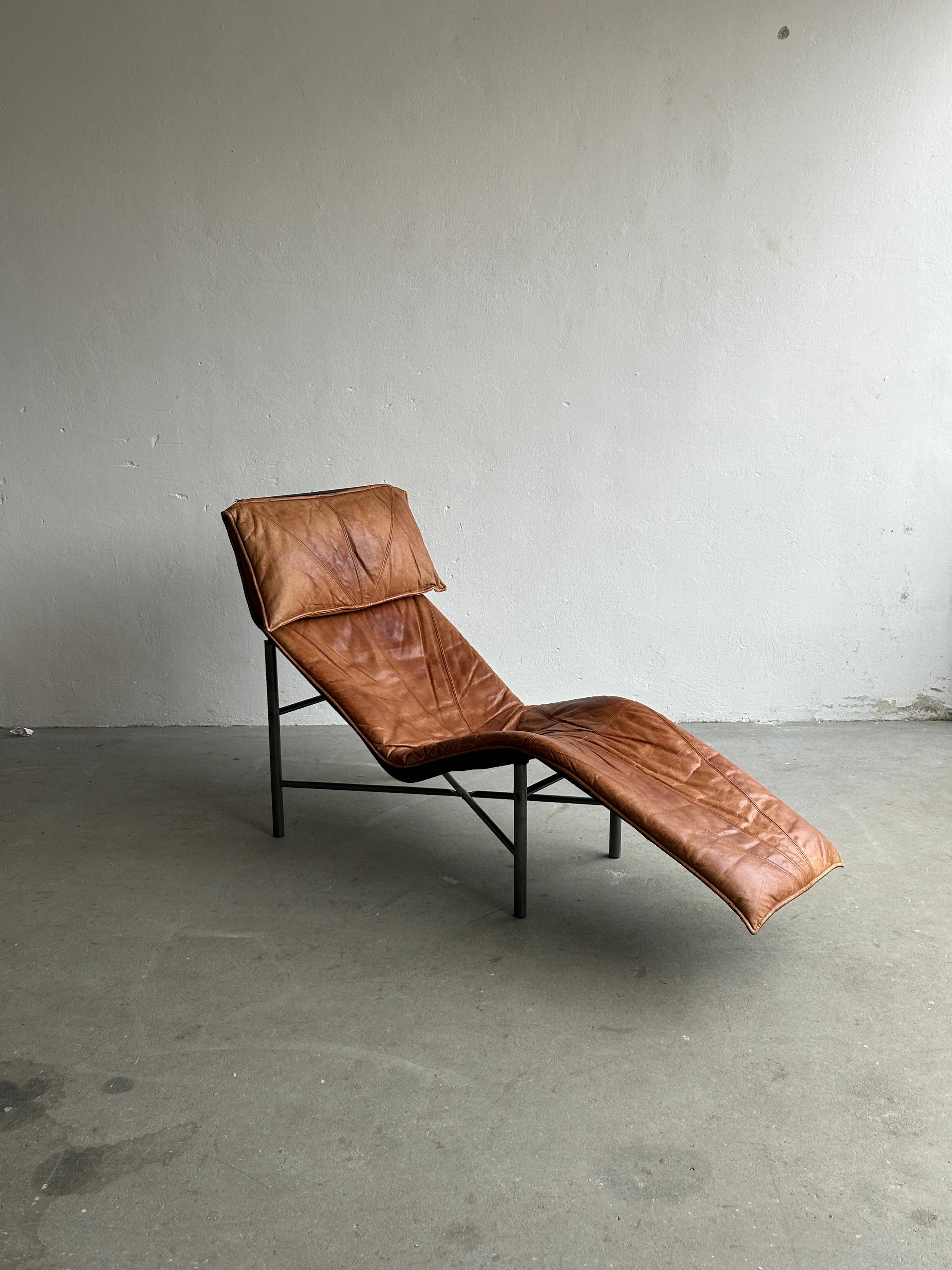 Modern freestanding vintage chaise longue or daybed from brown stitched leather and metal by Tord Bjorklund, 1970s Sweden.

A stylish and very comfortable chaise longue or daybed from metal with a loose cushion from thick stitched leather in cognac