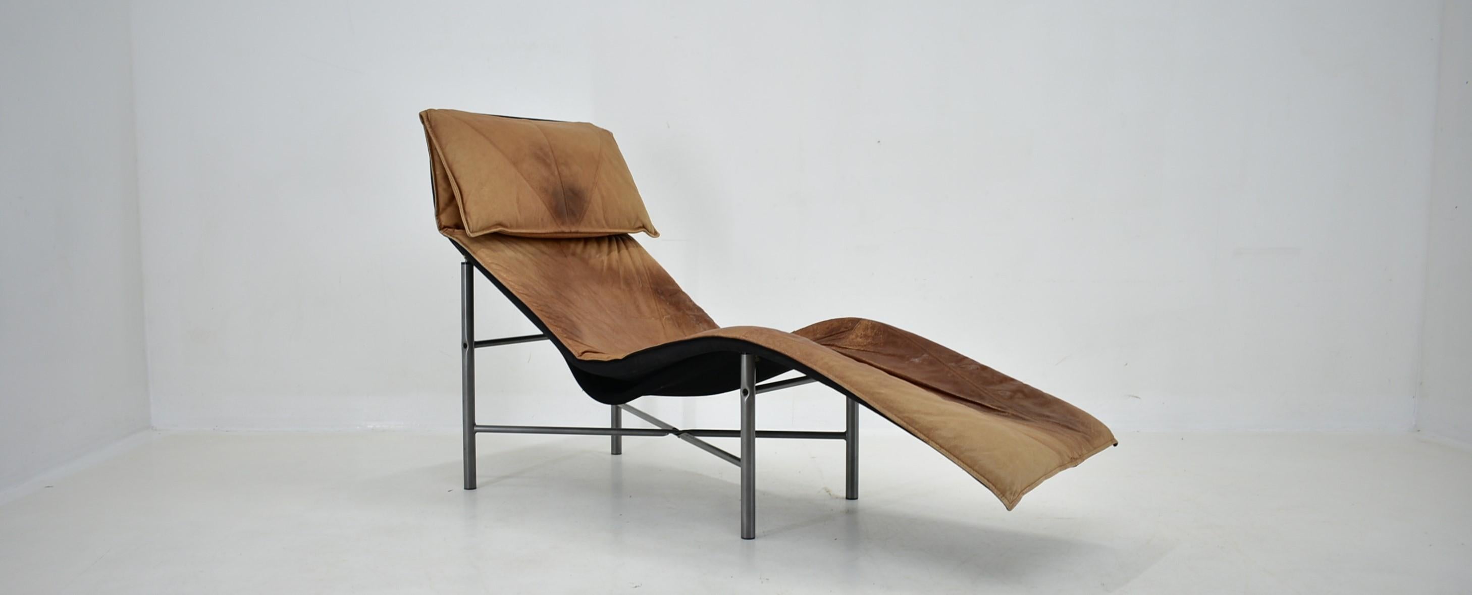 This vintage chaise lounge by Tord Bjorklund, 1970 Sweden, combines comfort and timeless design.
The upholstery of the chaise lounge was covered with cognac leather and shows a great leather patina.
Also the base was made of grey lacquered tube