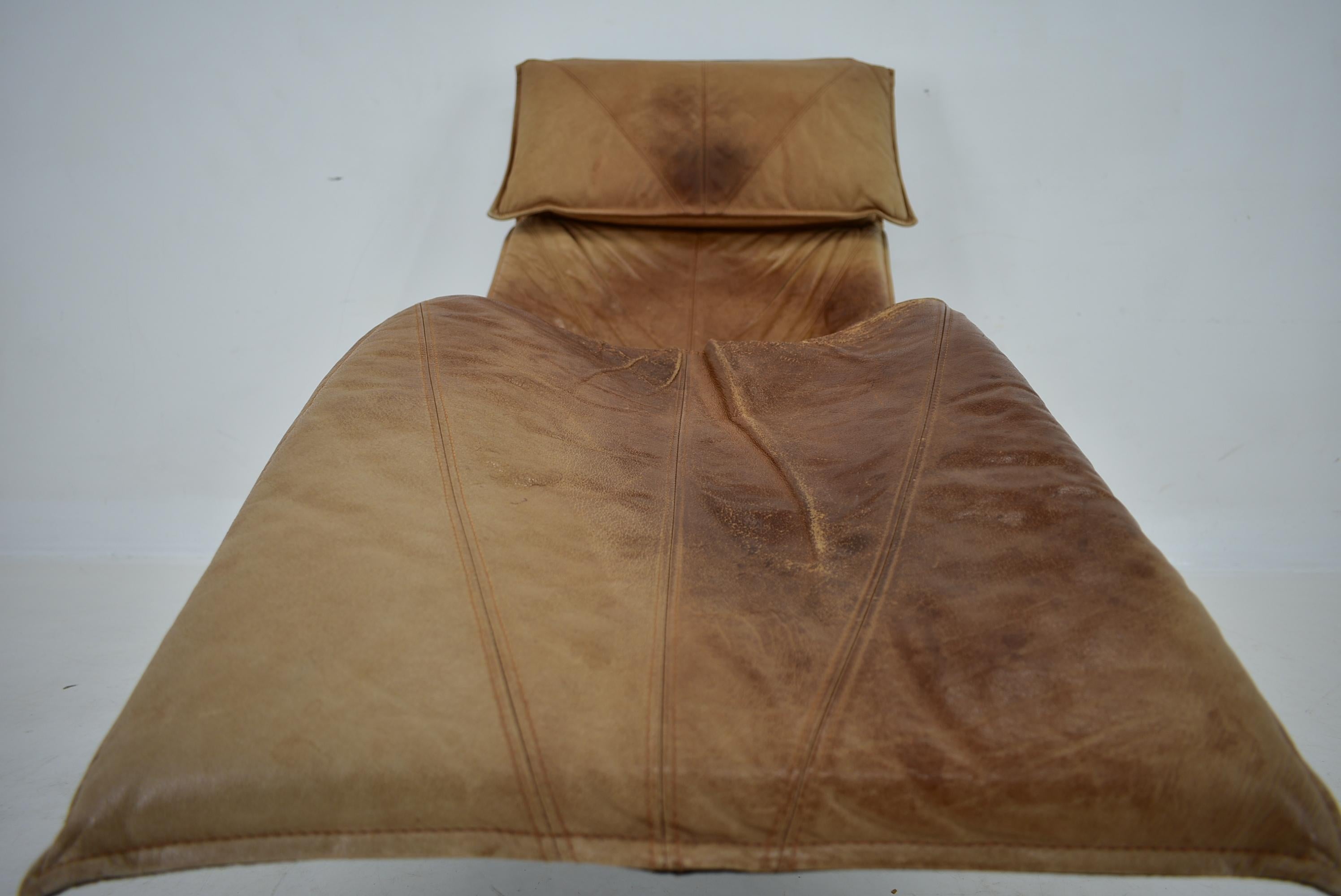 Late 20th Century Vintage Cognac Leather Chaise Longue by Tord Bjorklund Sweden, 1970 For Sale