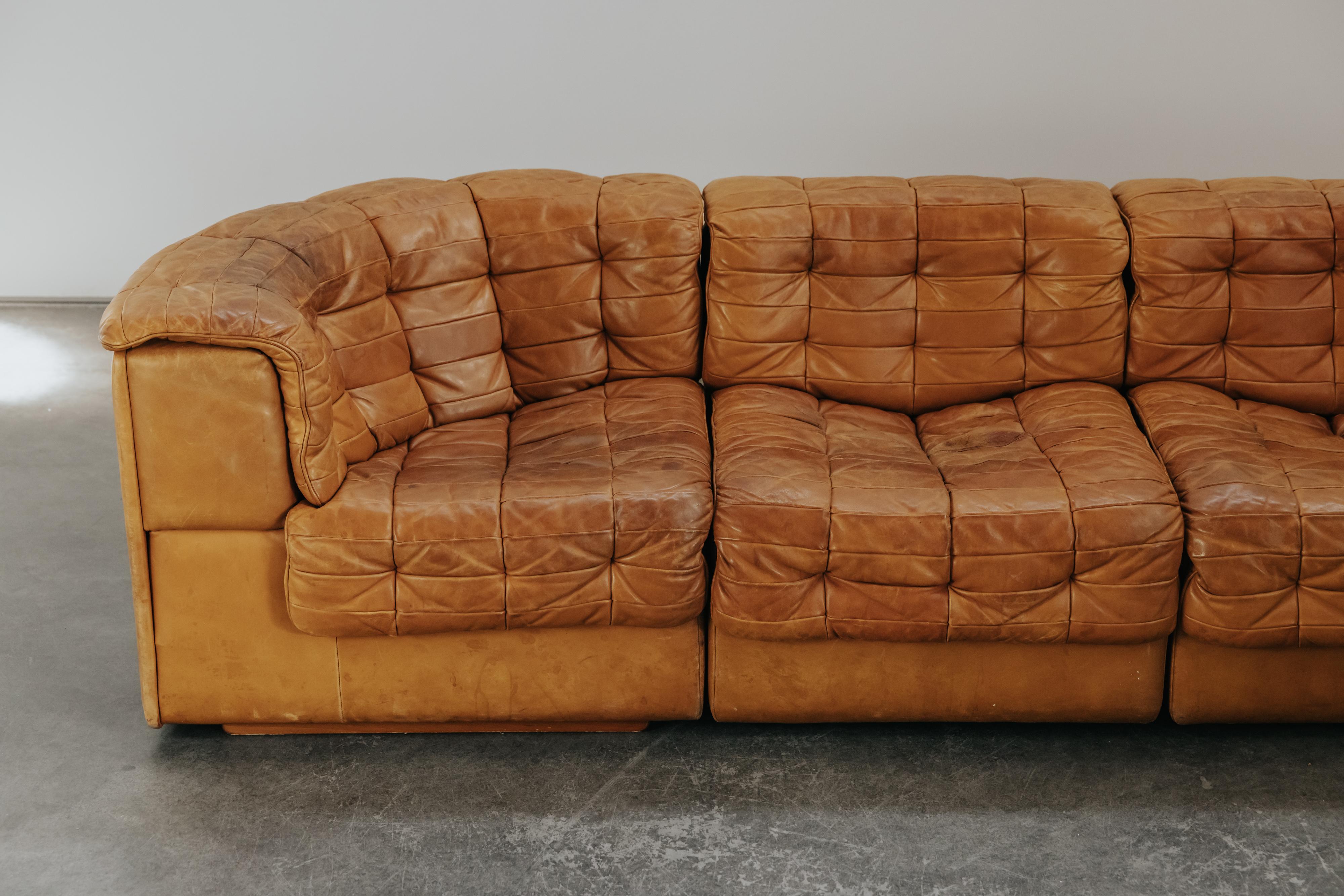 Vintage Cognac Leder De Sede DS 11 Sofa aus der Schweiz, Circa 1970.  Originaler cognacfarbener Patchwork-Lederbezug mit herrlicher Patina.  Altersbedingter Zustand und Gebrauch.