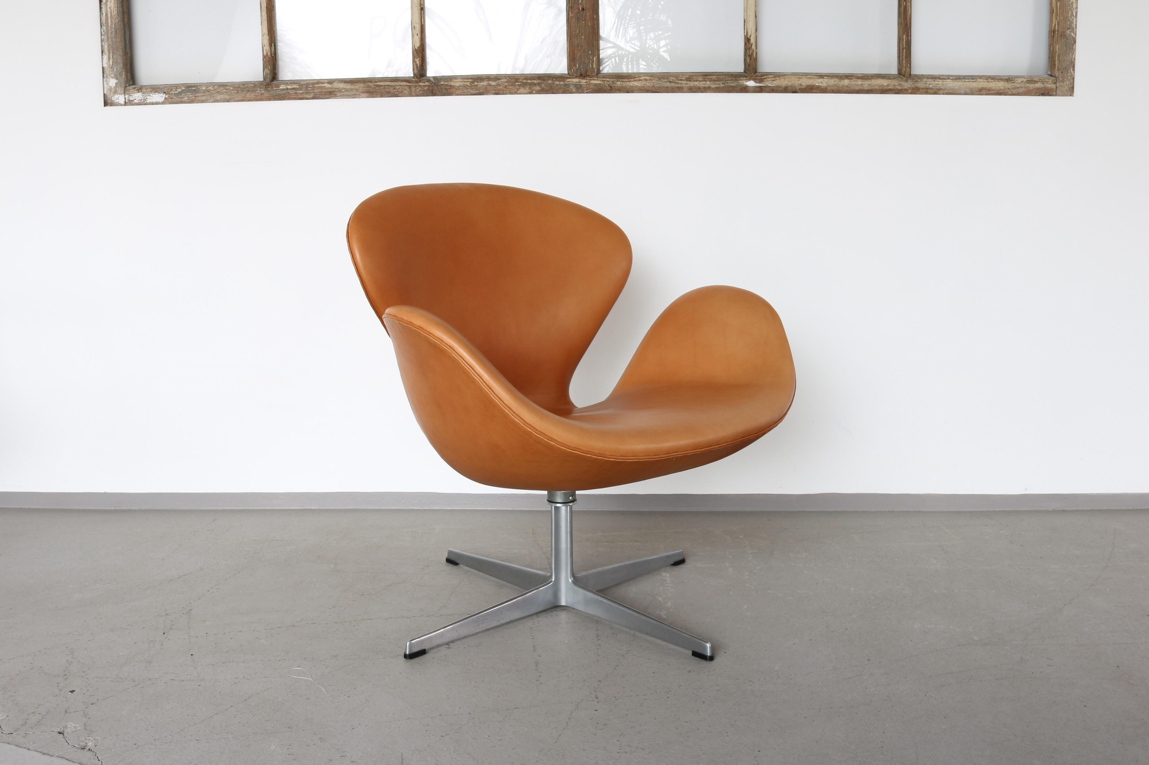 A fantastic Arne Jacobsen Swan chair for Fritz Hansen. The chair is vintage from September 1969 - it’s marked. Swivel base. The chair was professional reupholstered ca. 5 years ago.