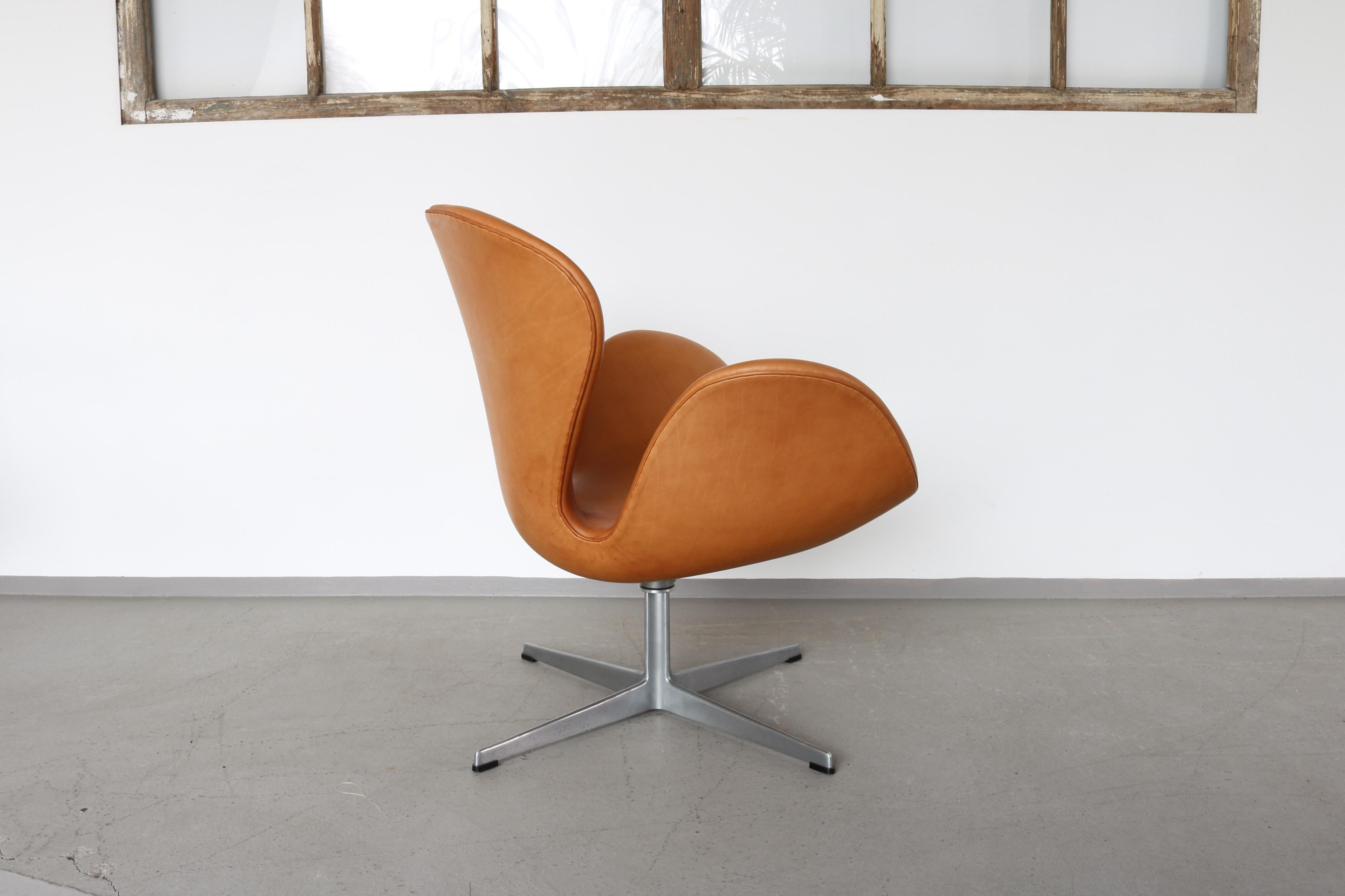 Mid-Century Modern Vintage Cognac Leather Swan Chair by Arne Jacobsen for Fritz Hansen