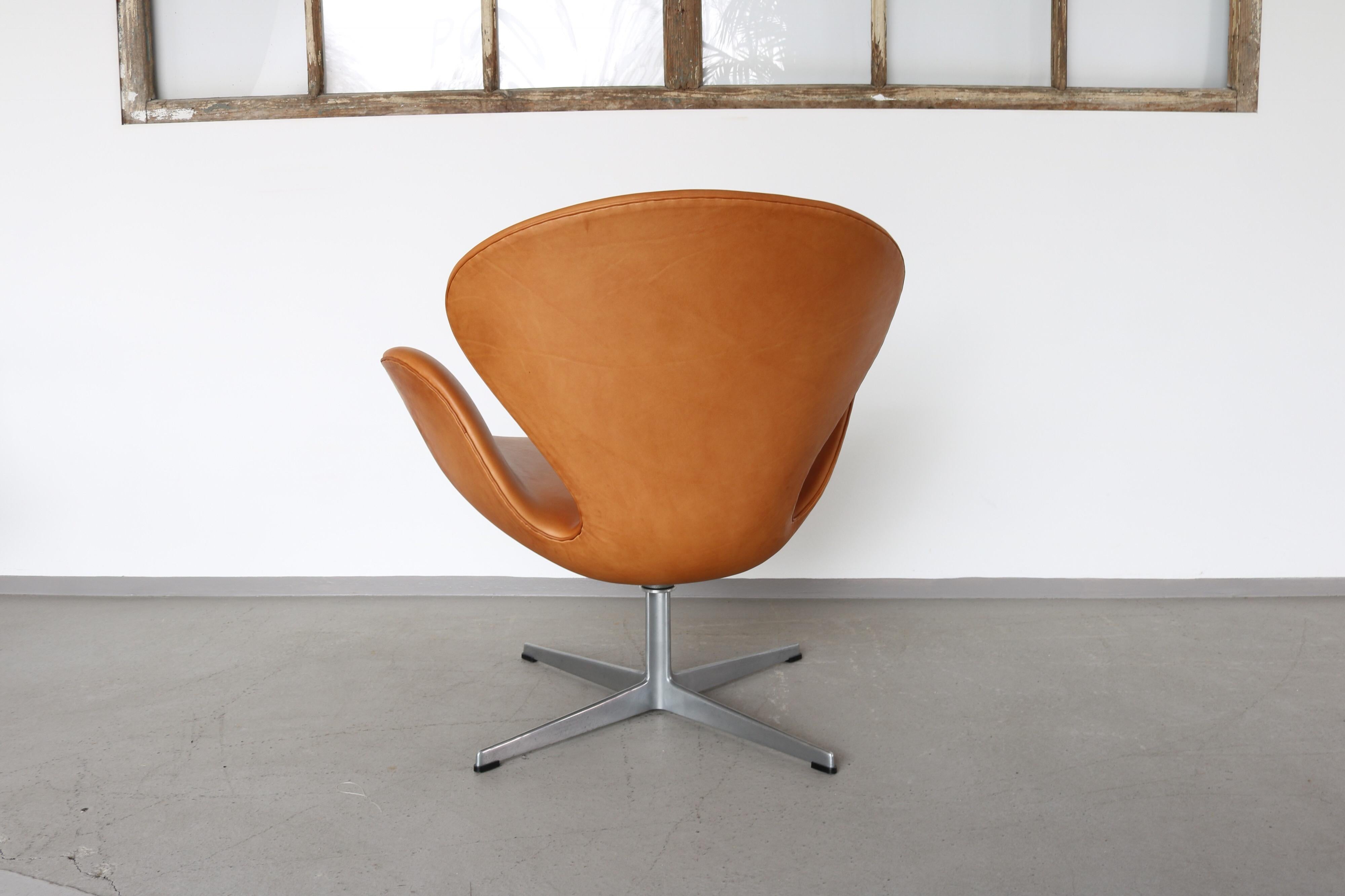 Vintage Cognac Leather Swan Chair by Arne Jacobsen for Fritz Hansen In Good Condition In Nürnberg, DE