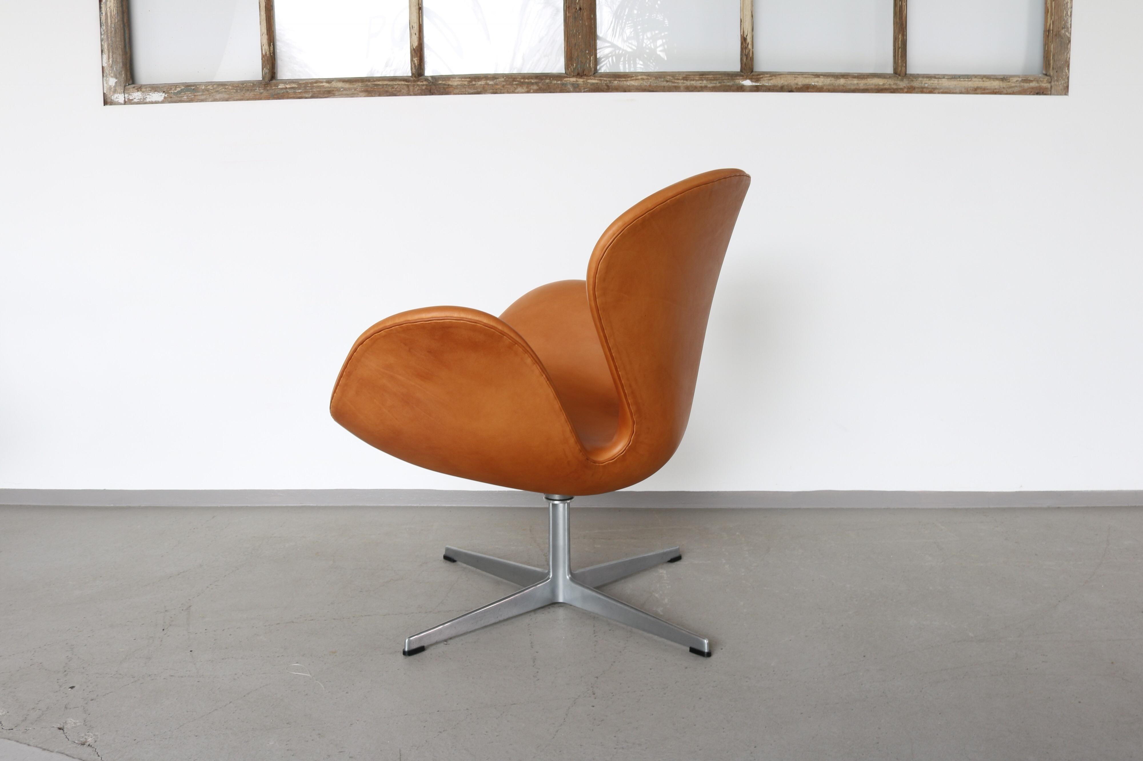 Mid-20th Century Vintage Cognac Leather Swan Chair by Arne Jacobsen for Fritz Hansen