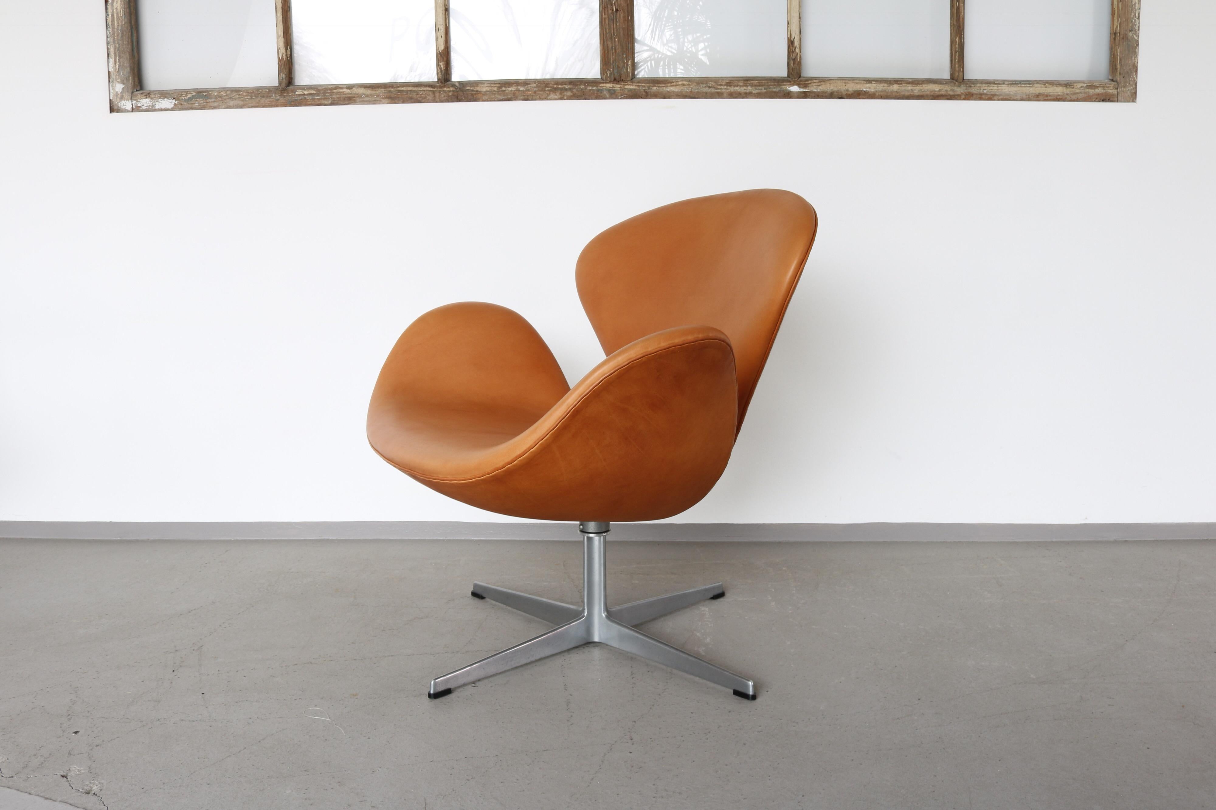 Vintage Cognac Leather Swan Chair by Arne Jacobsen for Fritz Hansen 1