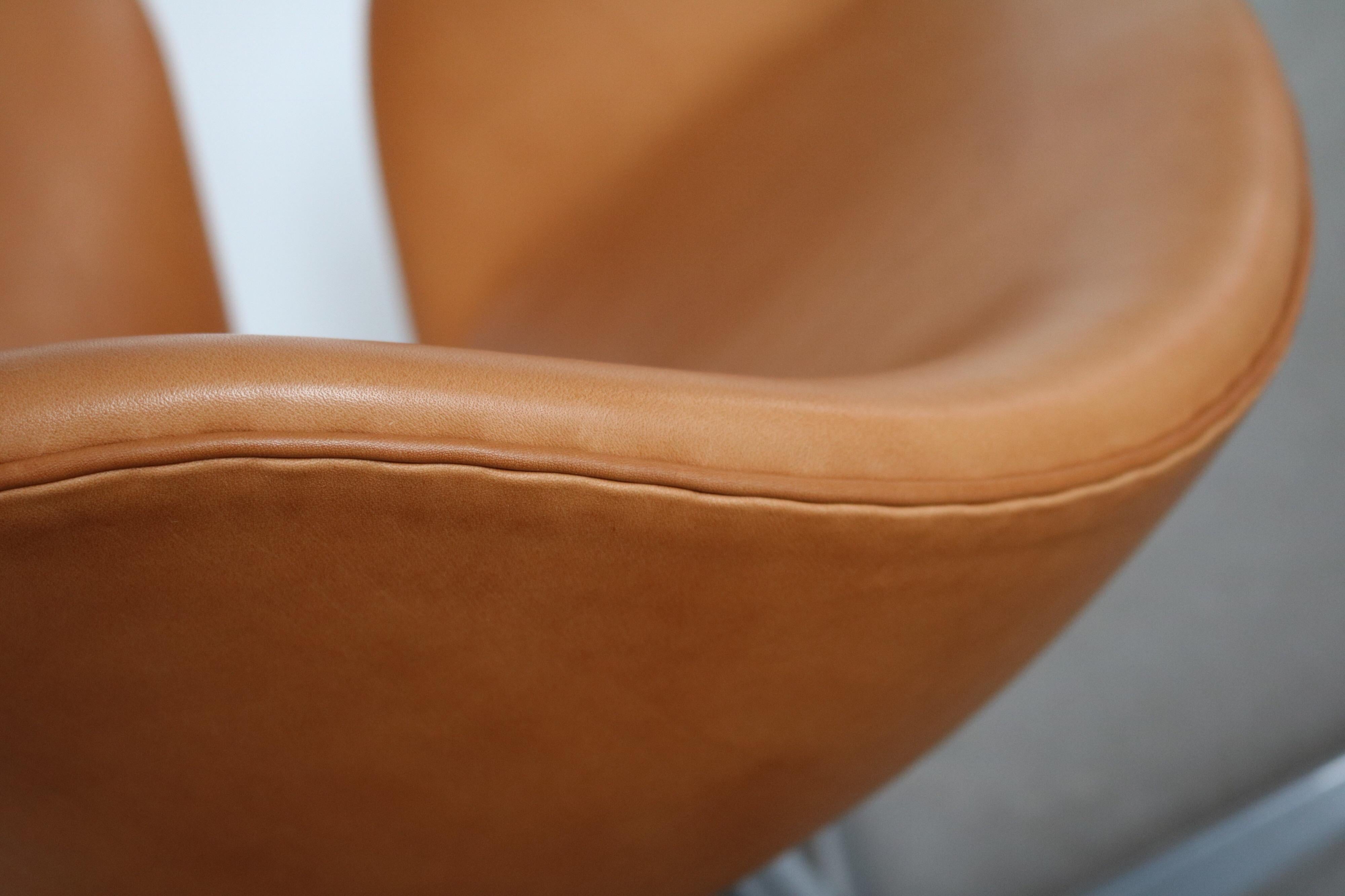 Vintage Cognac Leather Swan Chair by Arne Jacobsen for Fritz Hansen 2