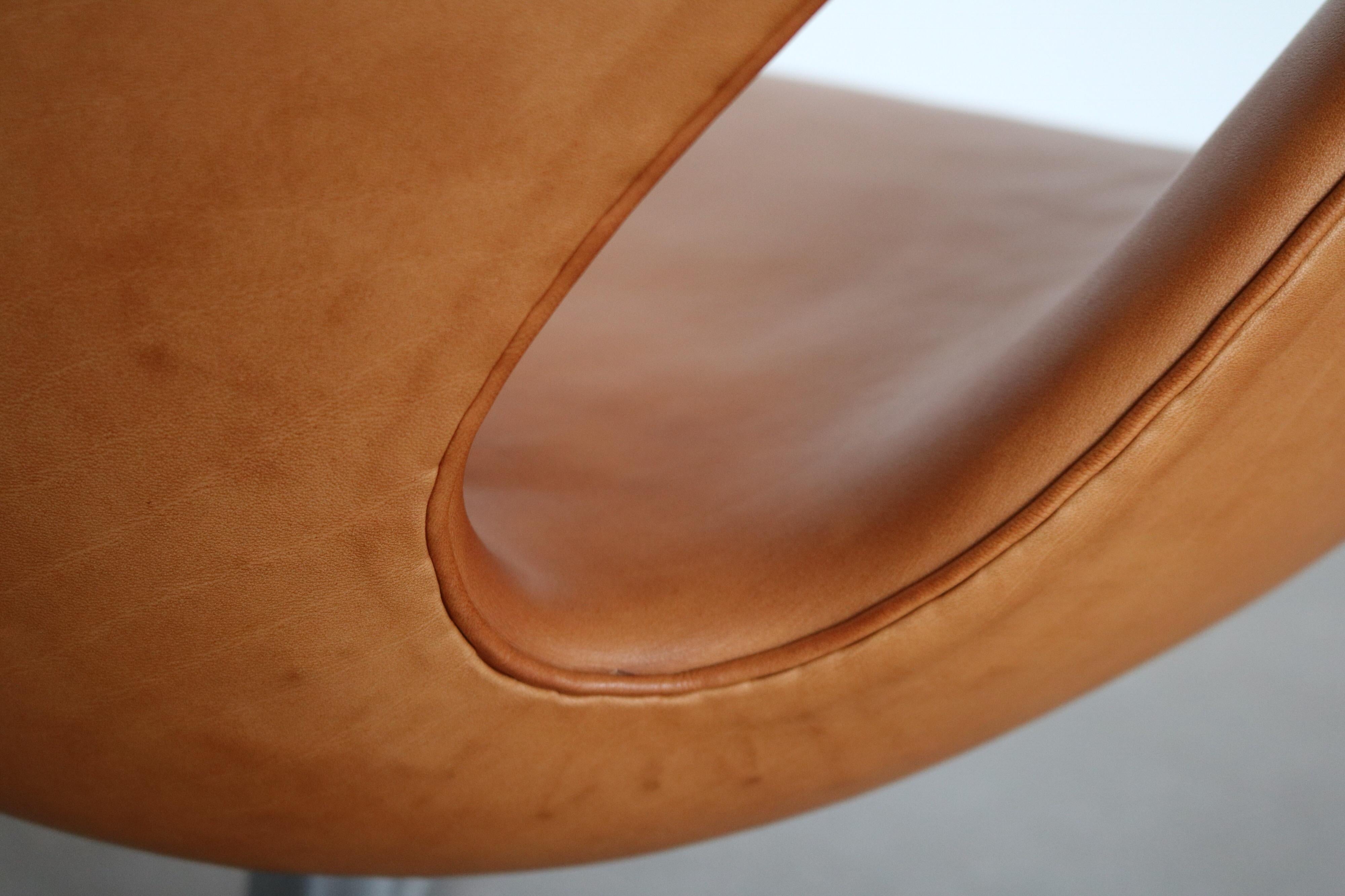Vintage Cognac Leather Swan Chair by Arne Jacobsen for Fritz Hansen 3