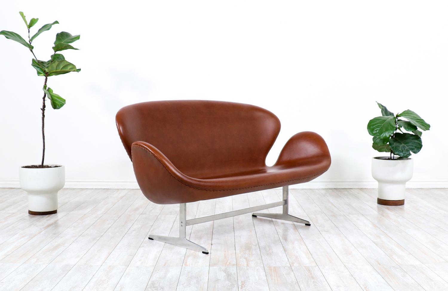 Cognacfarbenes Leder-Sofa „Swan“ von Arne Jacobsen für Fritz Hansen (Moderne der Mitte des Jahrhunderts) im Angebot