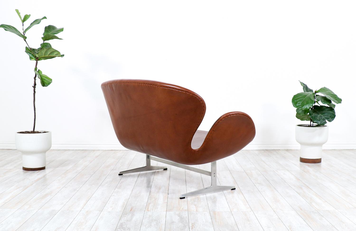 Cognacfarbenes Leder-Sofa „Swan“ von Arne Jacobsen für Fritz Hansen (Dänisch) im Angebot