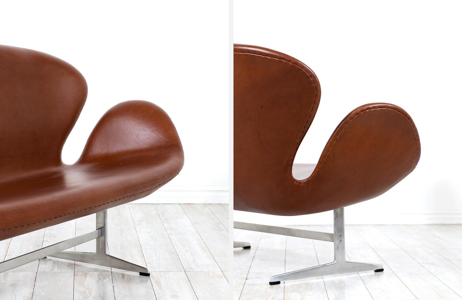 Cognacfarbenes Leder-Sofa „Swan“ von Arne Jacobsen für Fritz Hansen (Mitte des 20. Jahrhunderts) im Angebot
