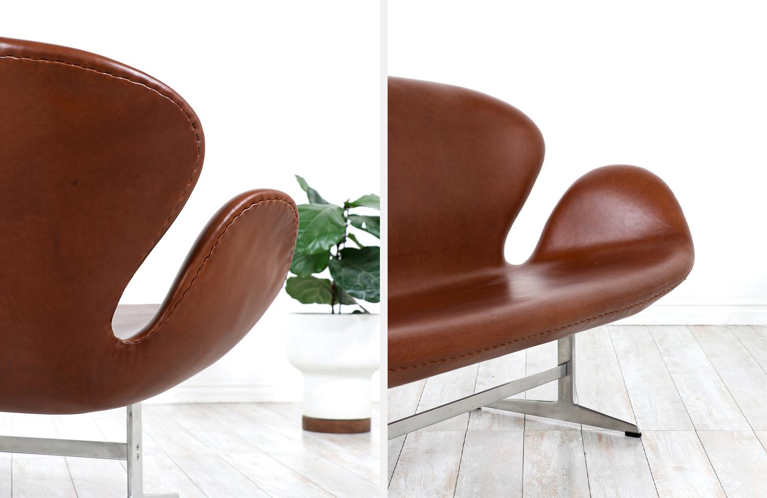 Cognacfarbenes Leder-Sofa „Swan“ von Arne Jacobsen für Fritz Hansen (Aluminium) im Angebot