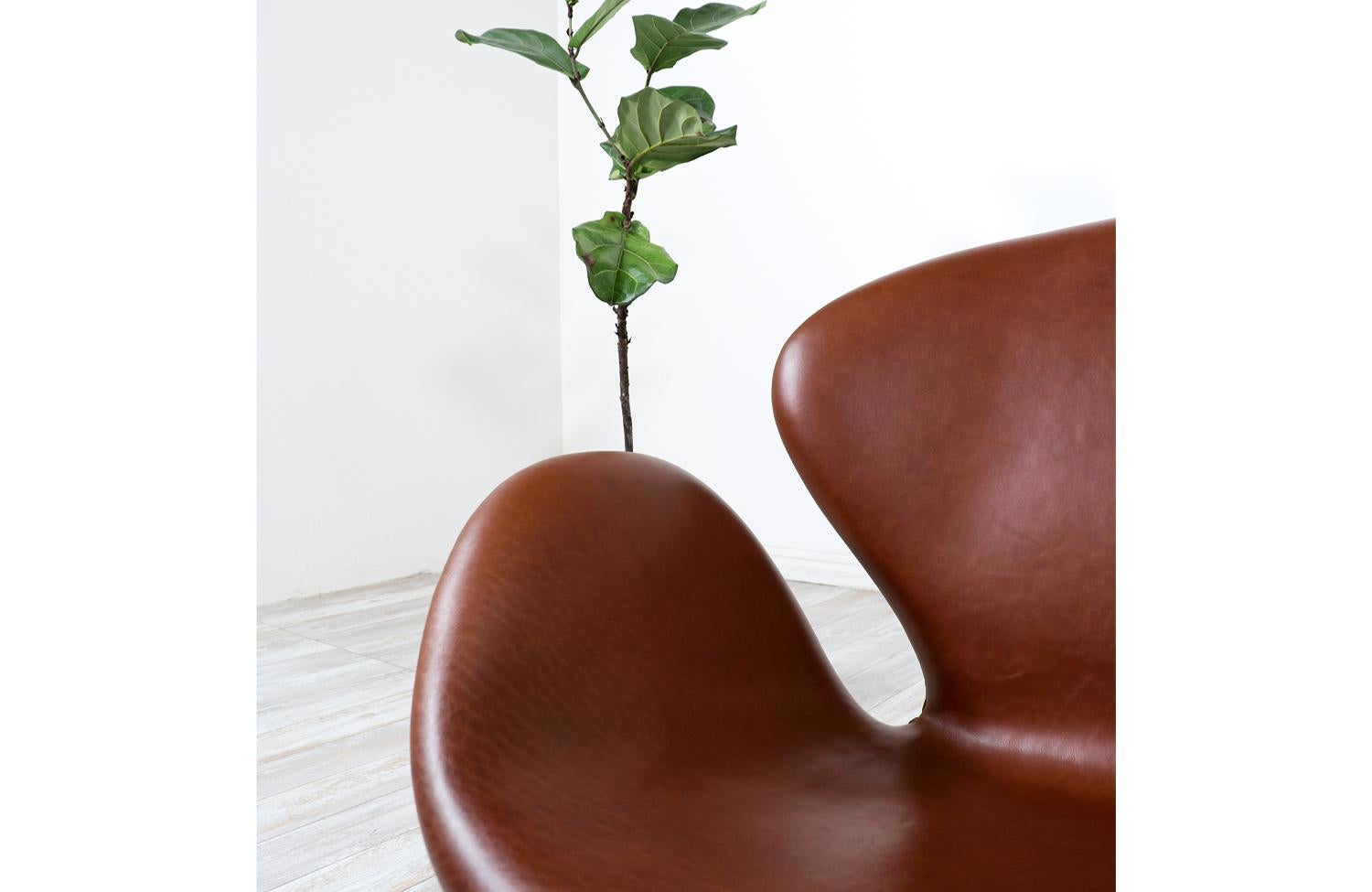 Cognacfarbenes Leder-Sofa „Swan“ von Arne Jacobsen für Fritz Hansen im Angebot 1