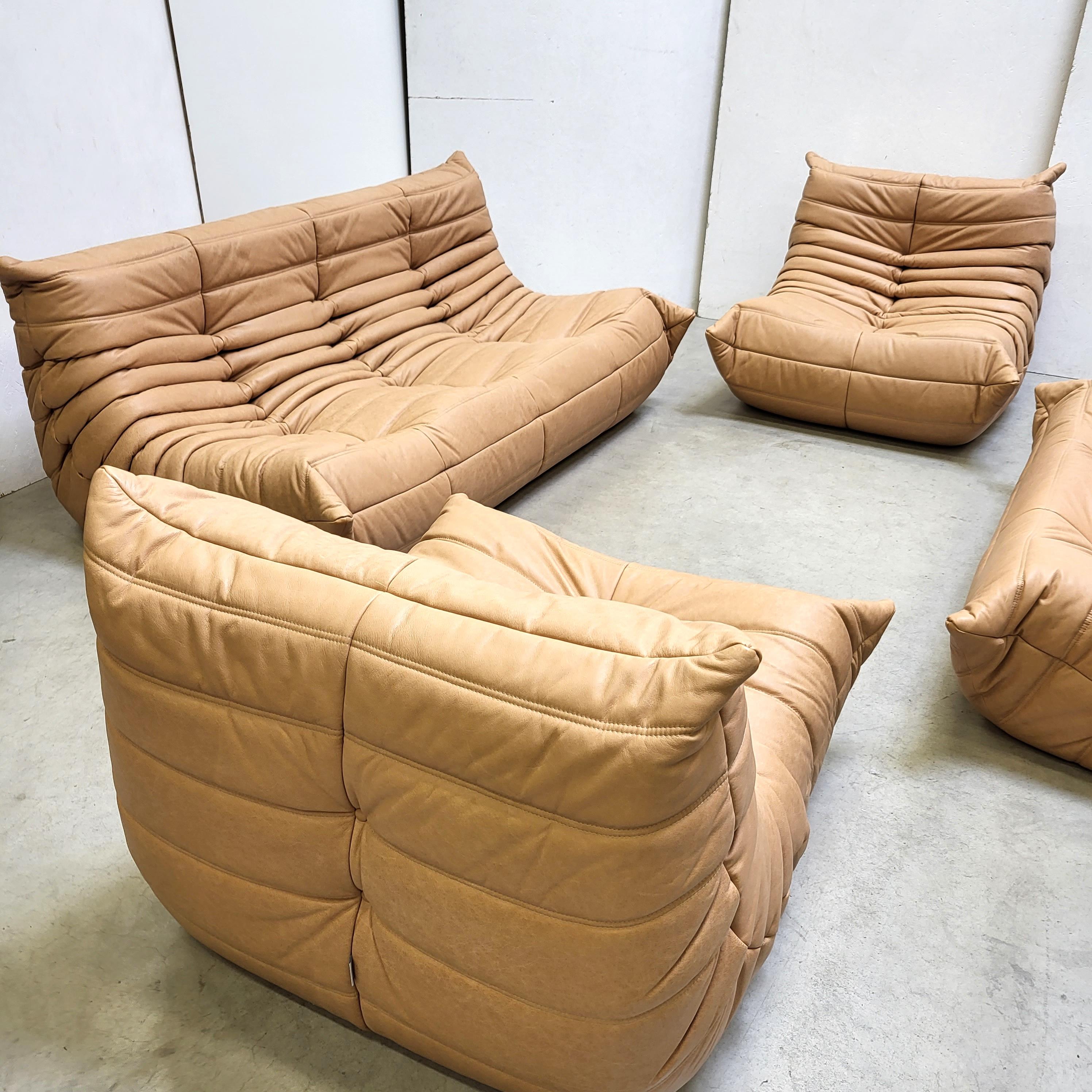 Beeindruckende Sitzgruppe Togo in einem erstaunlichen Vintage Natural Cognac Leder, entworfen 1973 von Michel Ducaroy für Ligne Roset in Frankreich.

Das modulare Set besteht aus einem großen Sofa, einem 2-Sitzer-Sofa und 2 Einzelsesseln.
Es kann in