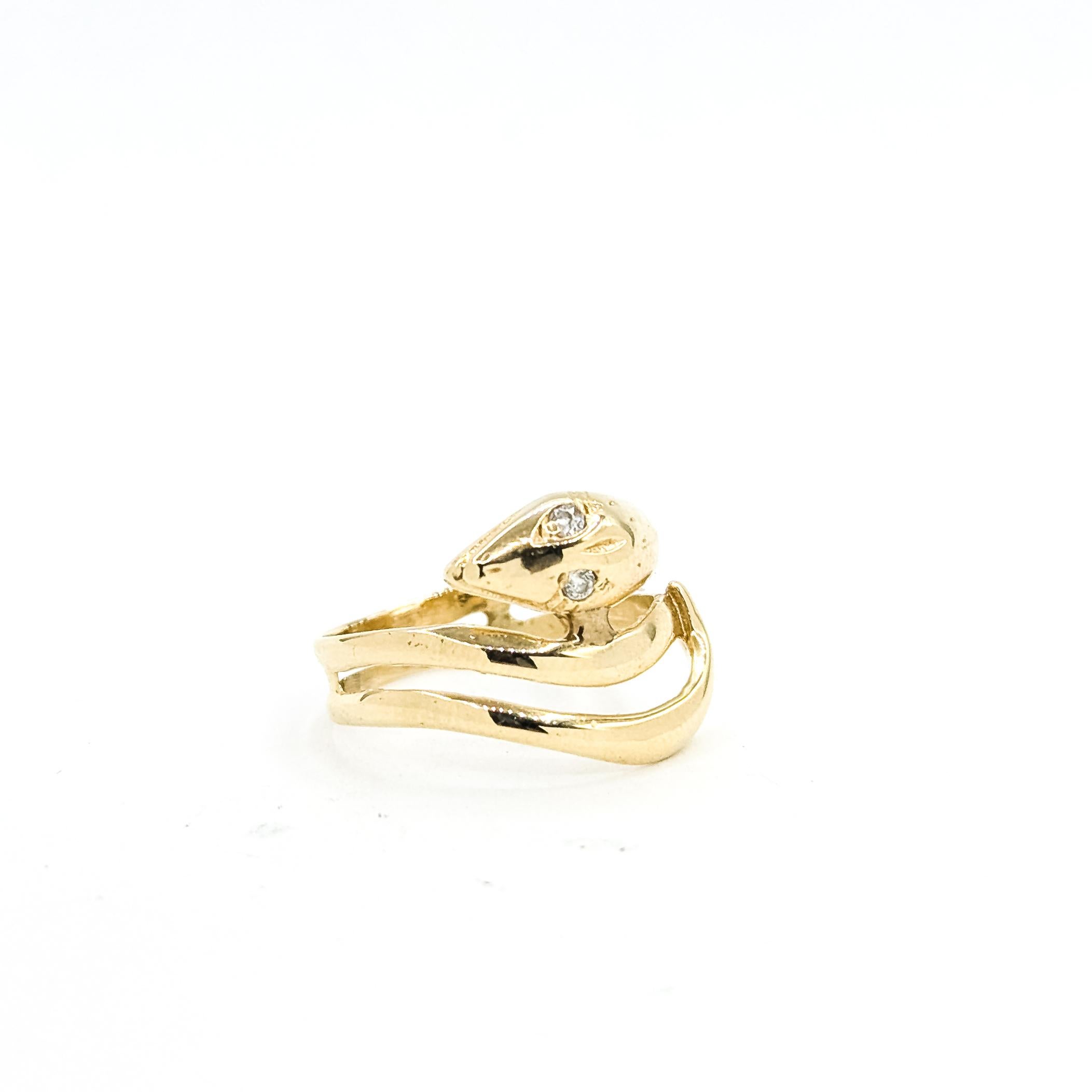Anello serpente a spirale vintage con diamanti taglio mine antiche in oro giallo 14k

Questo anello è realizzato in oro giallo 14k e presenta un motivo a serpente fluido e arrotolato che si avvolge con grazia intorno al dito. La testa del serpente è