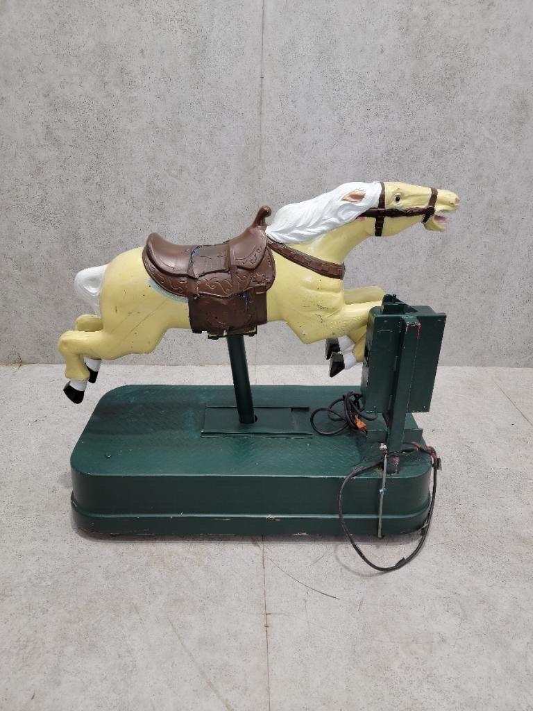 Classique américain Carrousel à monnayeur - manège à chevaux en vente