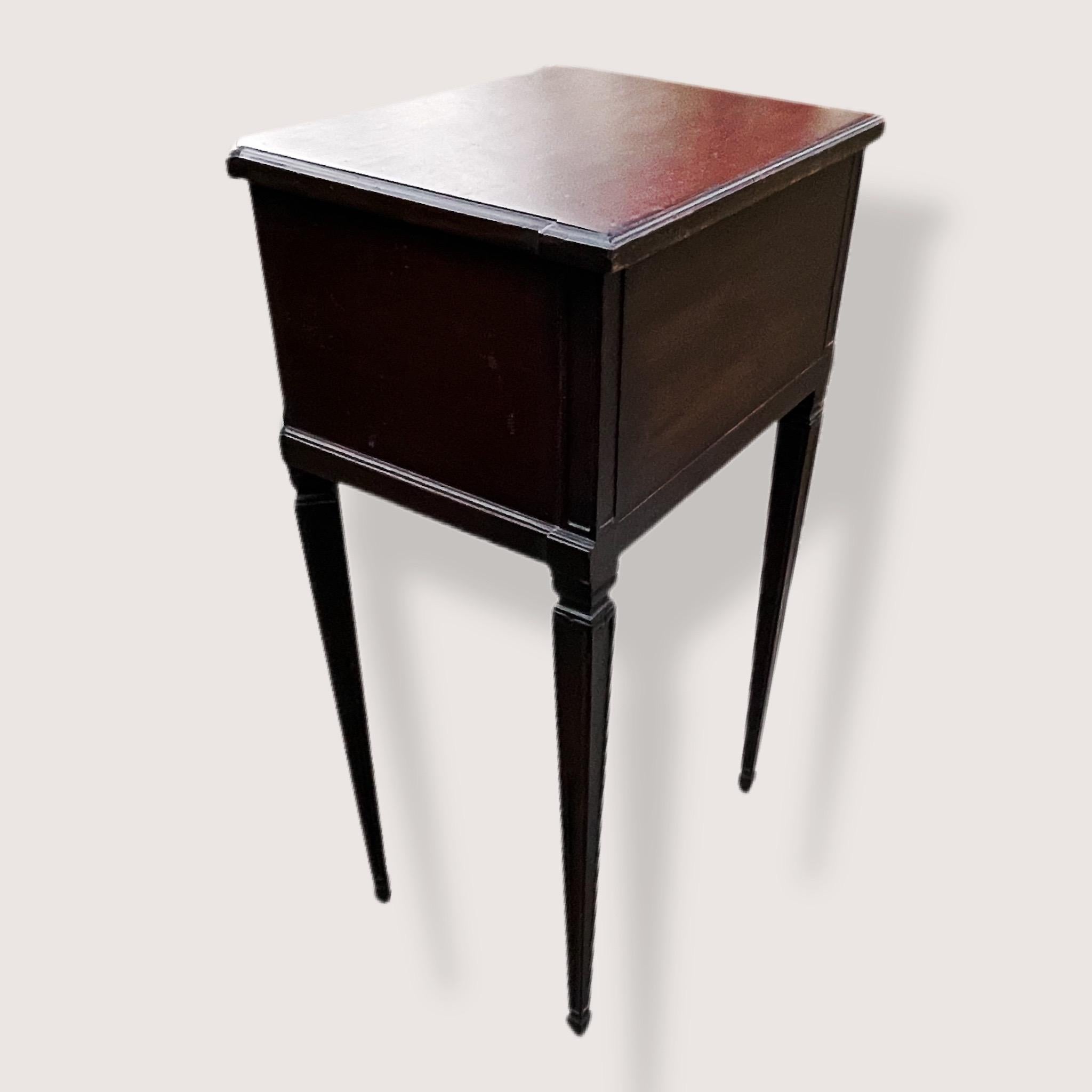 Vintage Colby’s and Son Sheraton Mahogany Side Table In Good Condition In Cordova, SC