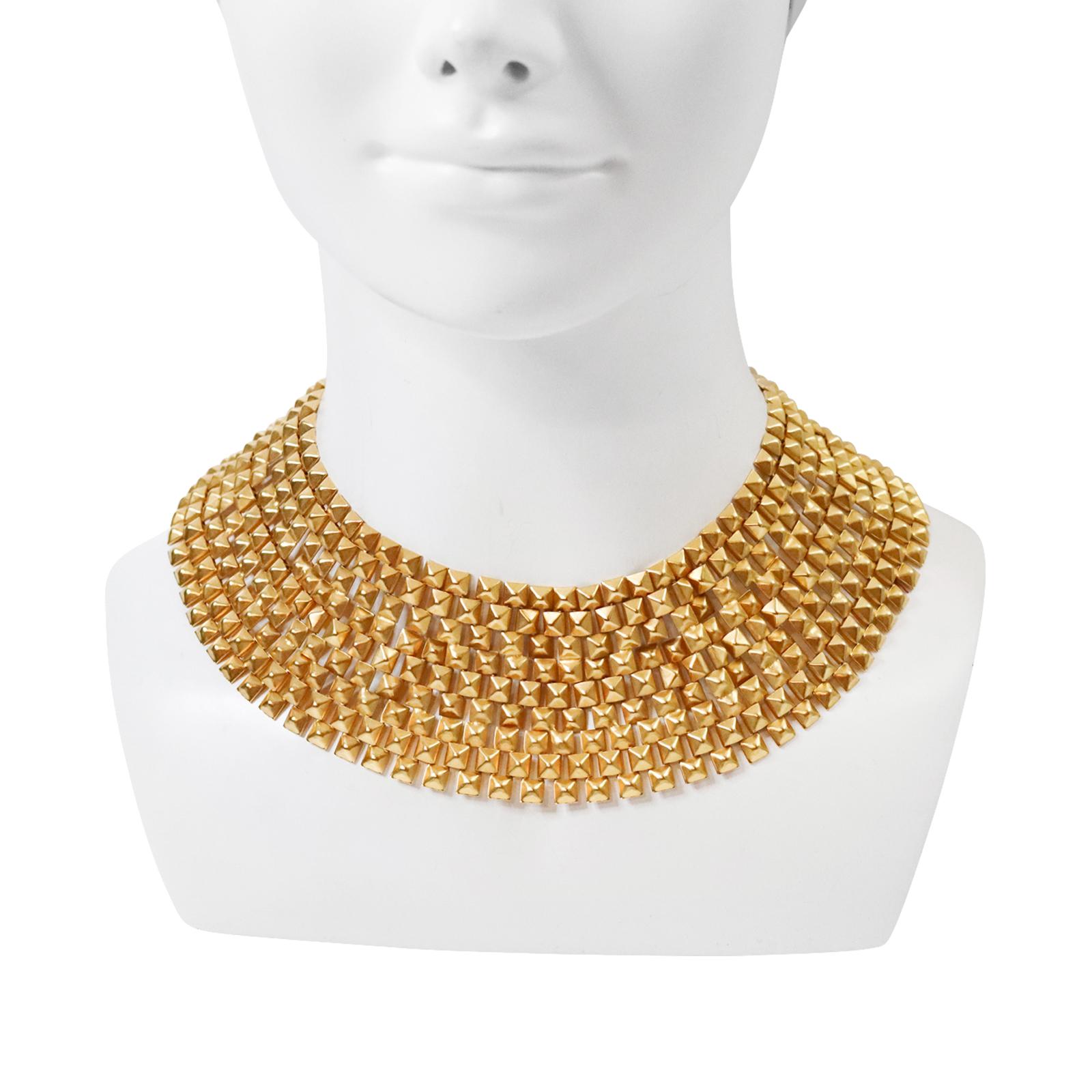 Collana vintage con collare, circa anni '80. Non c'è niente di più chic di questa splendida collana d'oro che si abbina a qualsiasi cosa.  La tua pelle, una maglietta, una camicetta bianca, un abito da ballo.  Se lo chiami così, lo farà.  Se guardi
