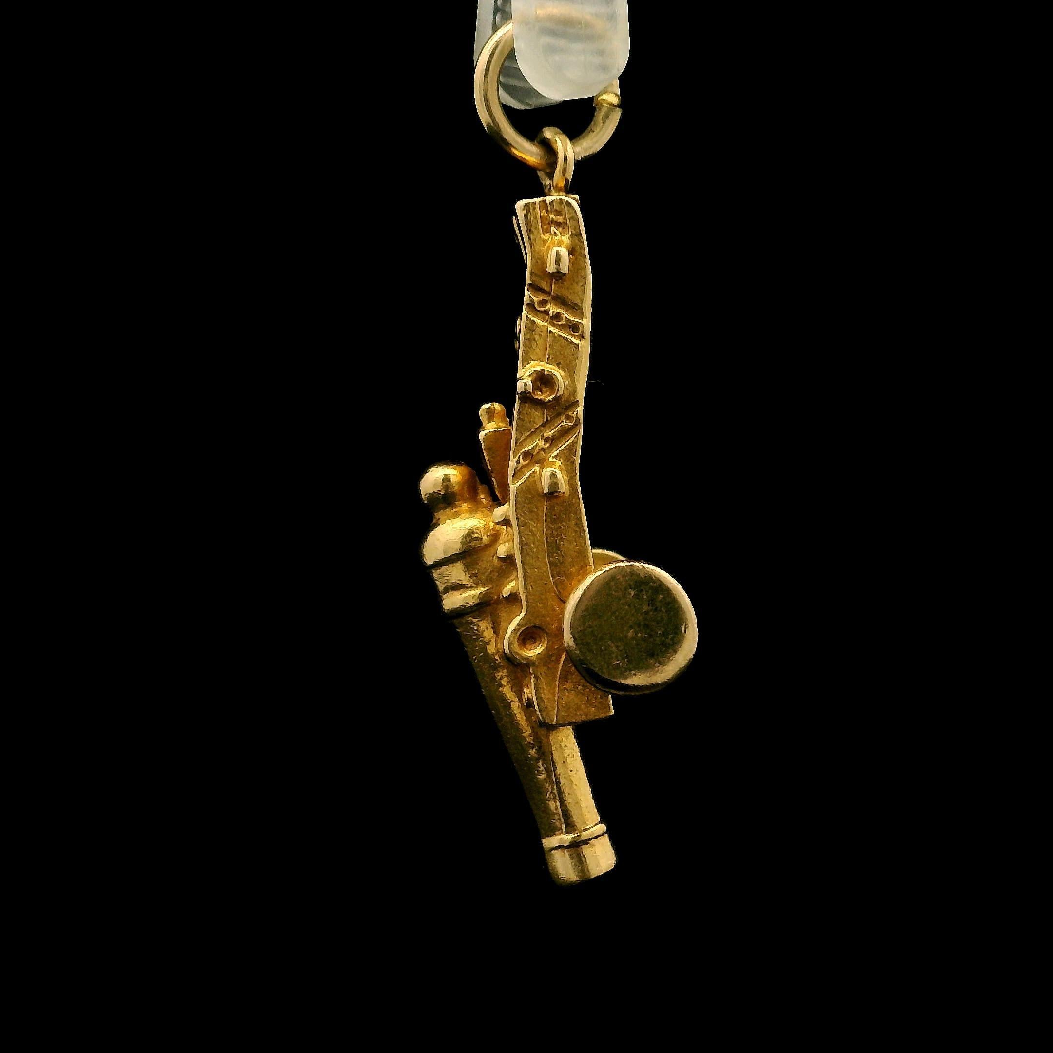 Materiale: Oro giallo massiccio 14k
Peso: 5.12 grammi
Altezza complessiva: 29,31 mm (1,15