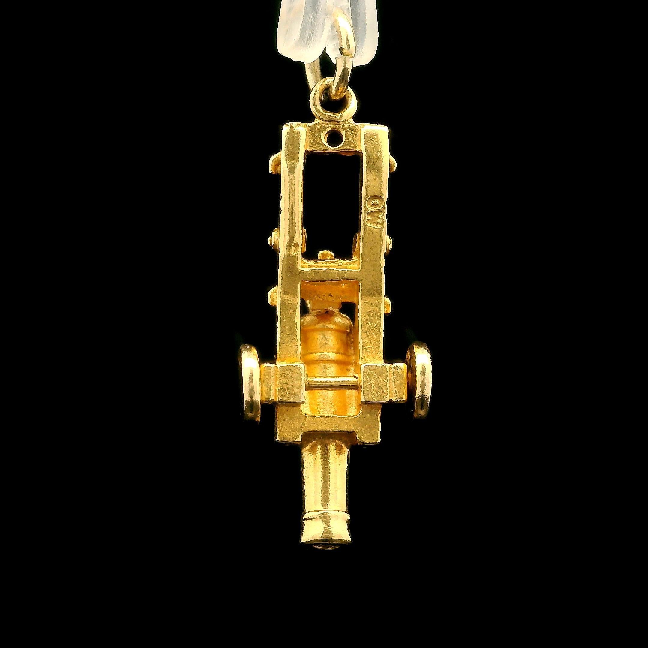 Ciondolo vintage da collezione in oro giallo 14k con canone dettagliato 3D e base in vendita 1