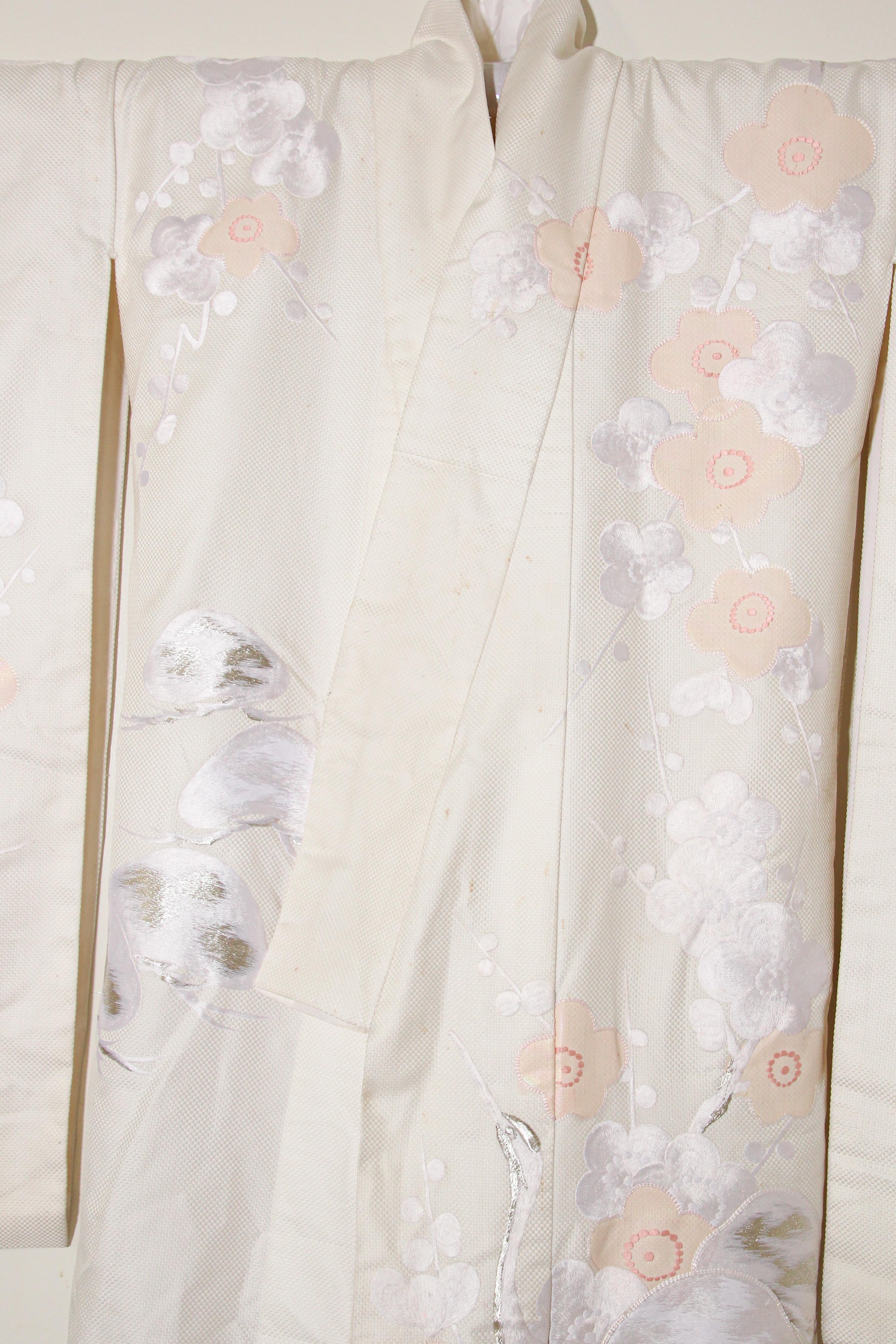 Vintage Collectable Japanese White Silk Ceremonial Wedding Kimono In Good Condition In North Hollywood, CA