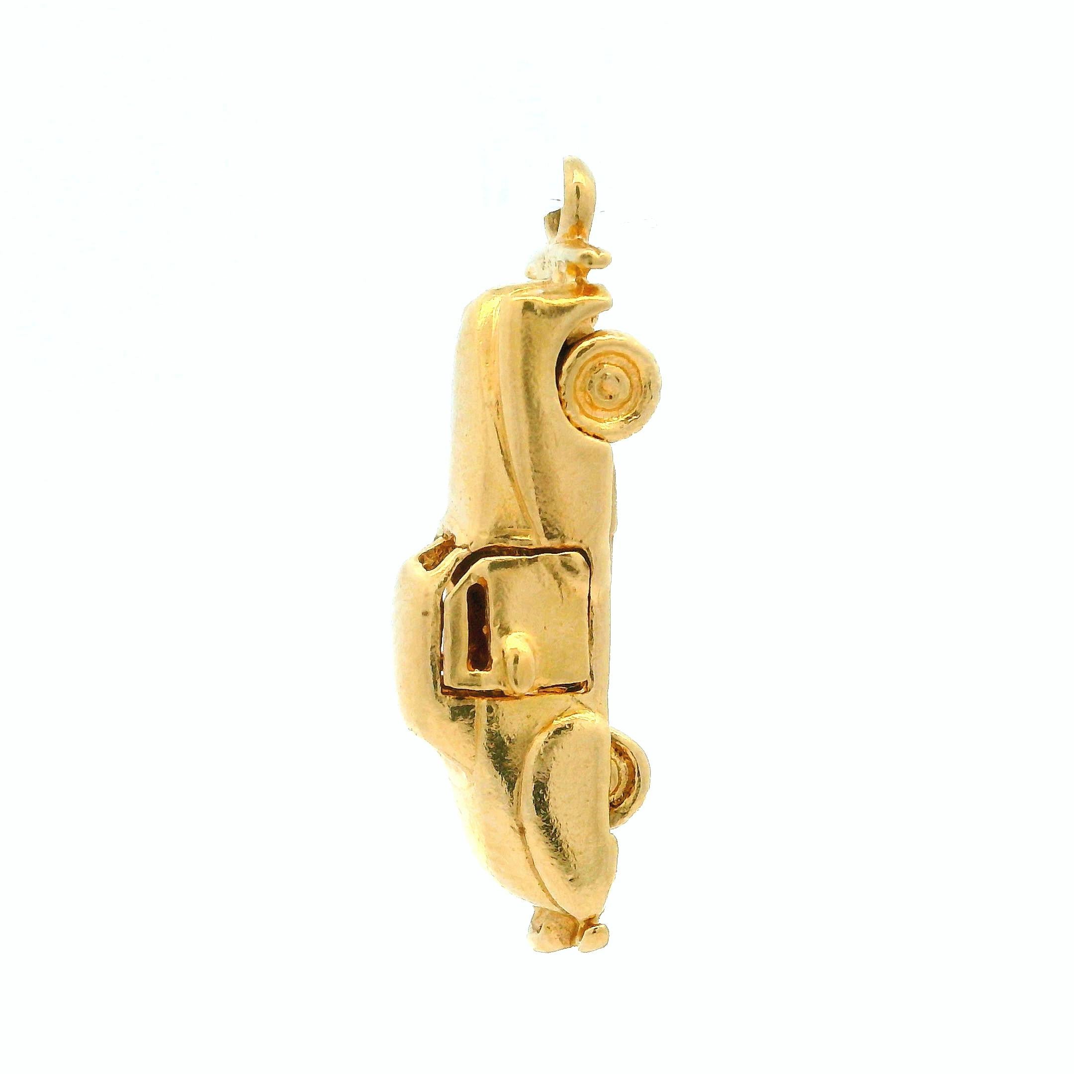 Ciondolo da collezione vintage in oro giallo 14k con auto funzionante dettagliata in 3D in vendita 1